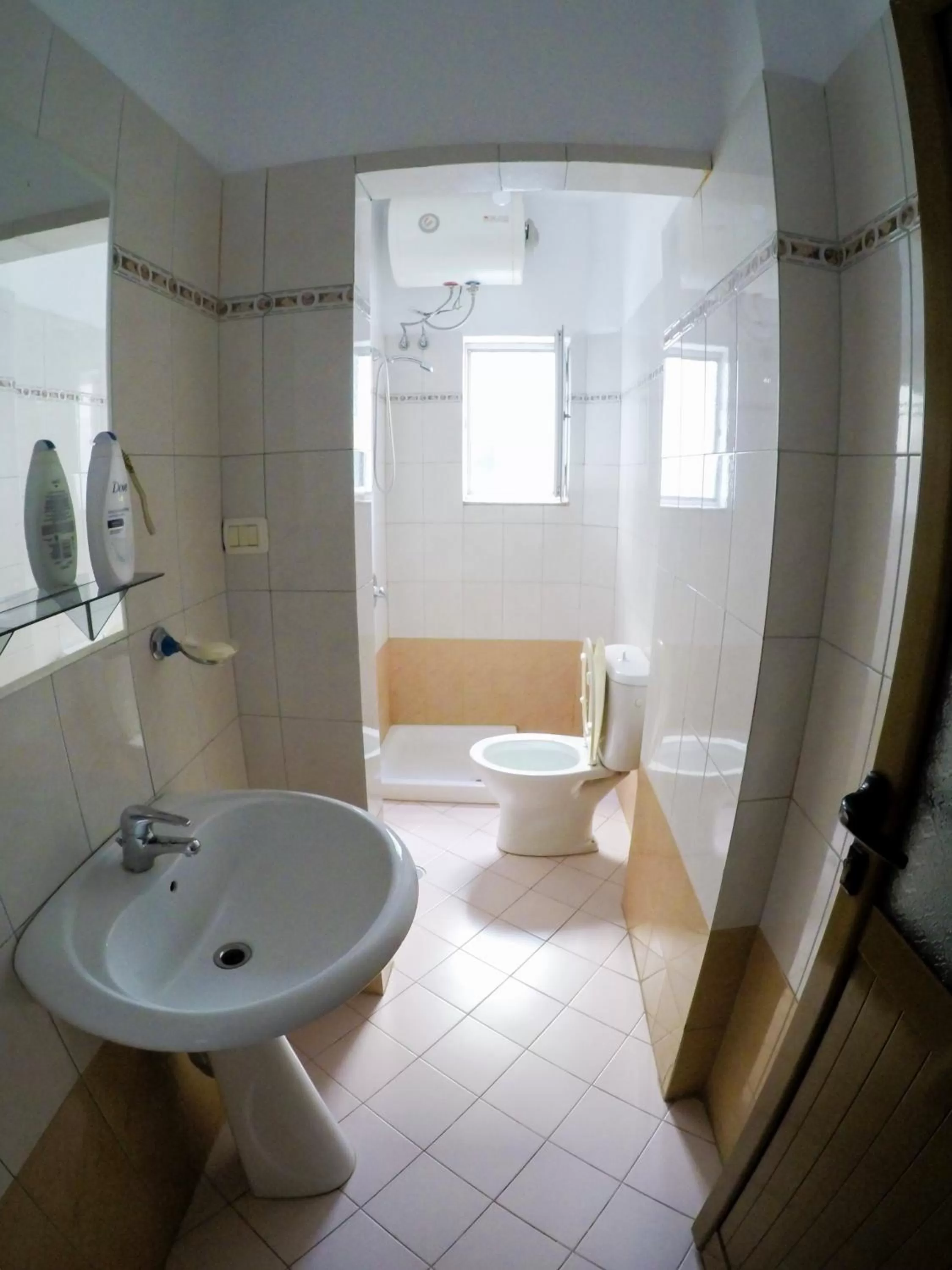 Shower, Bathroom in Hotel Freskia