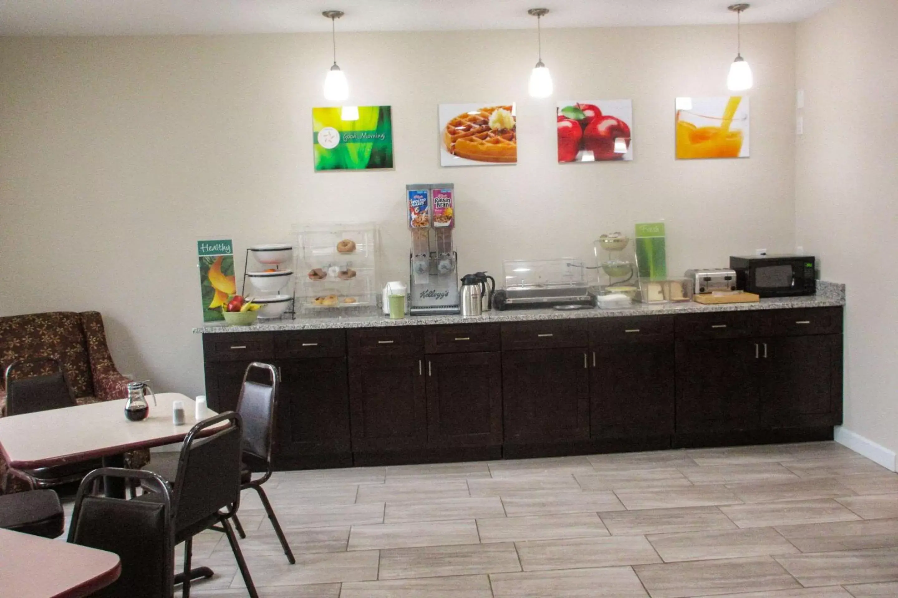 Restaurant/places to eat, Kitchen/Kitchenette in Quality Inn