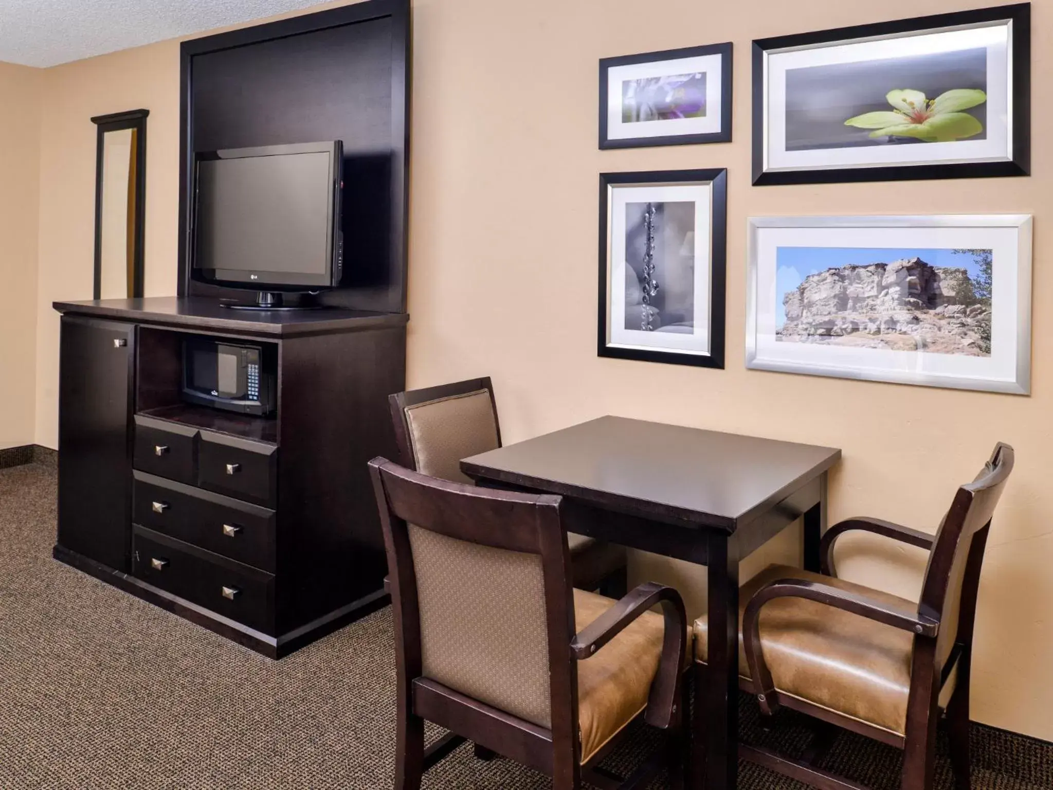 TV and multimedia, TV/Entertainment Center in Kelly Inn Billings