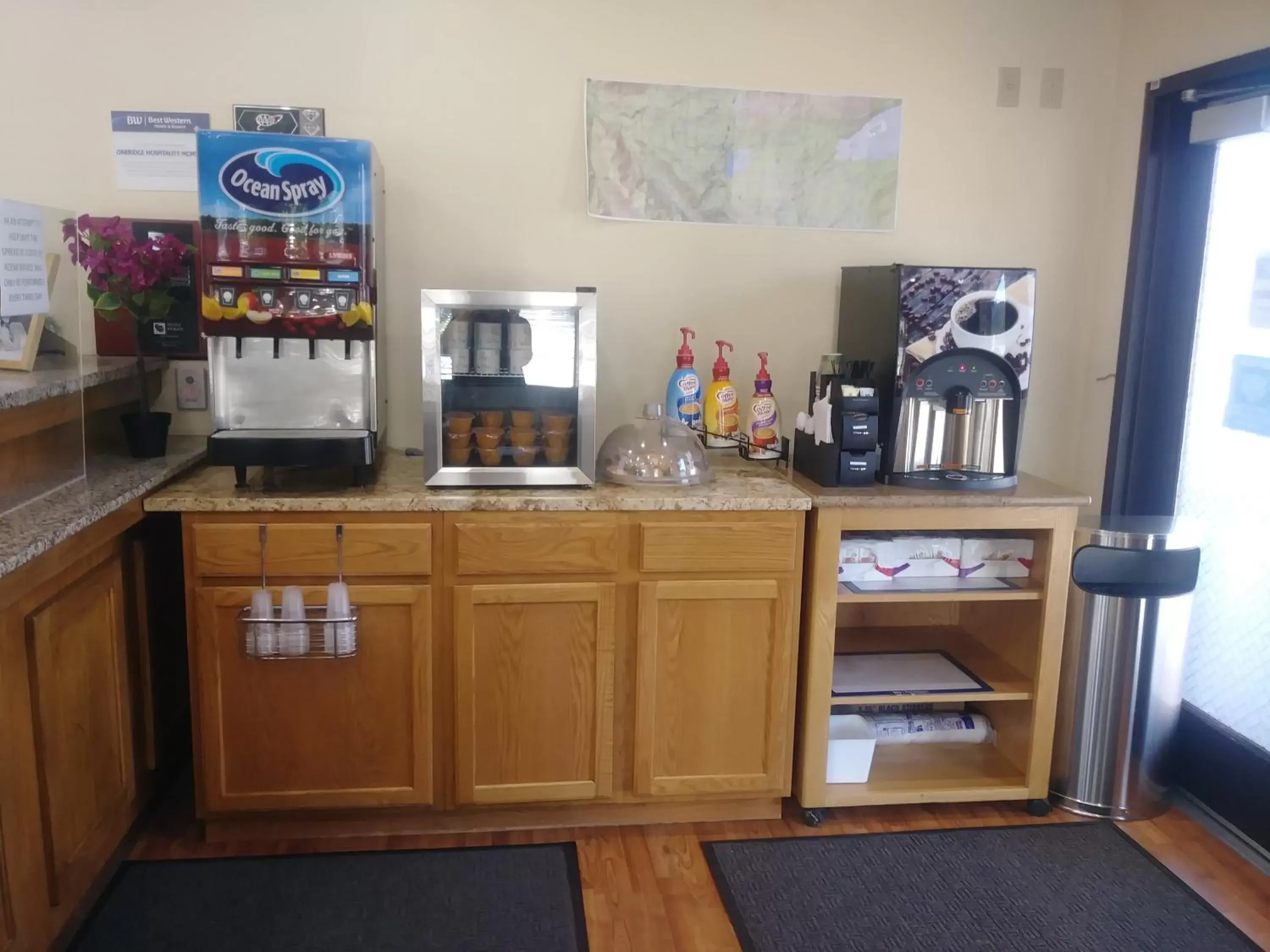 Breakfast in Oakridge Inn & Suites Breakfast in Oakridge Inn & Suites