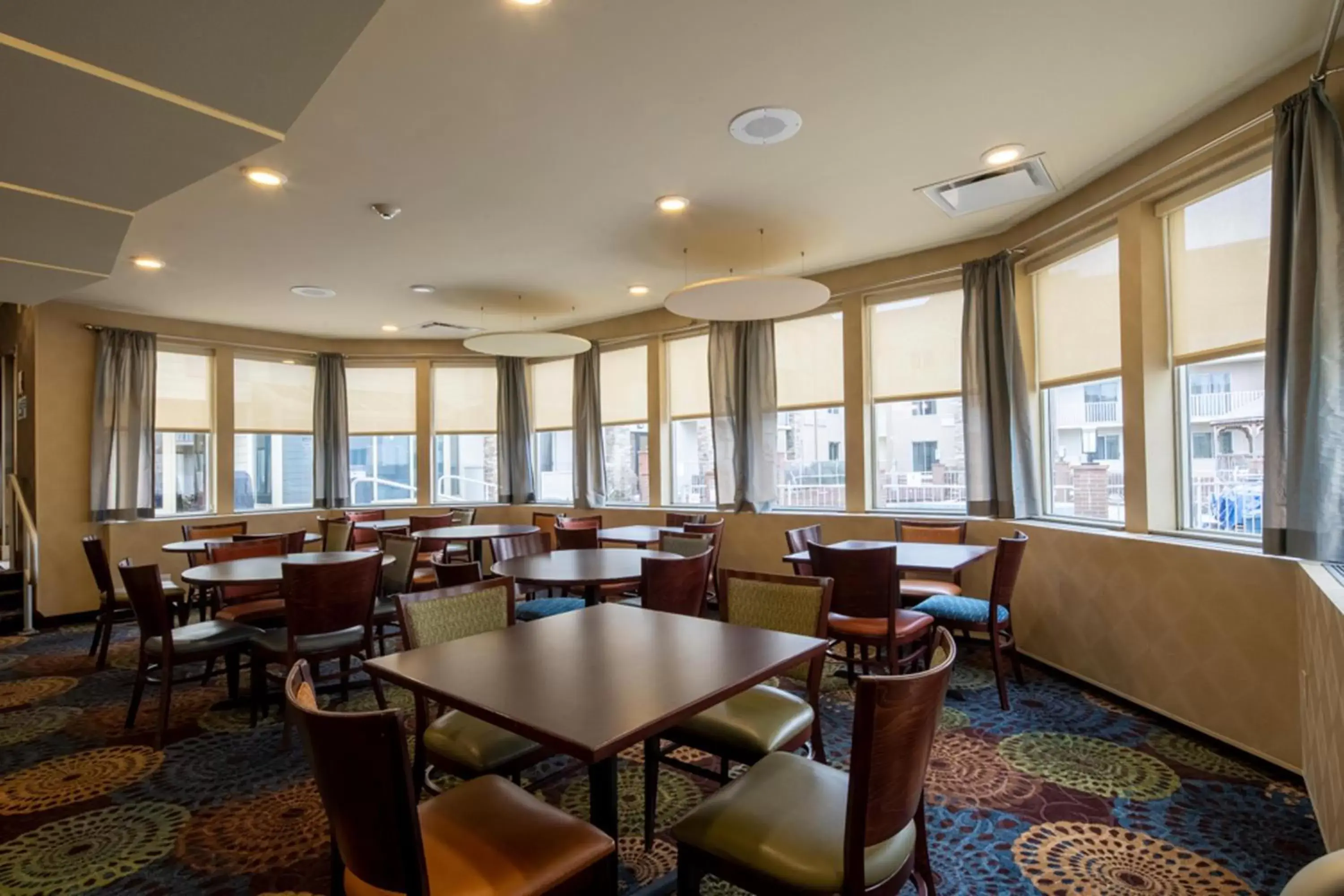 Breakfast, Restaurant/Places to Eat in Holiday Inn Express Hotel & Suites Pittsburgh Airport, an IHG Hotel