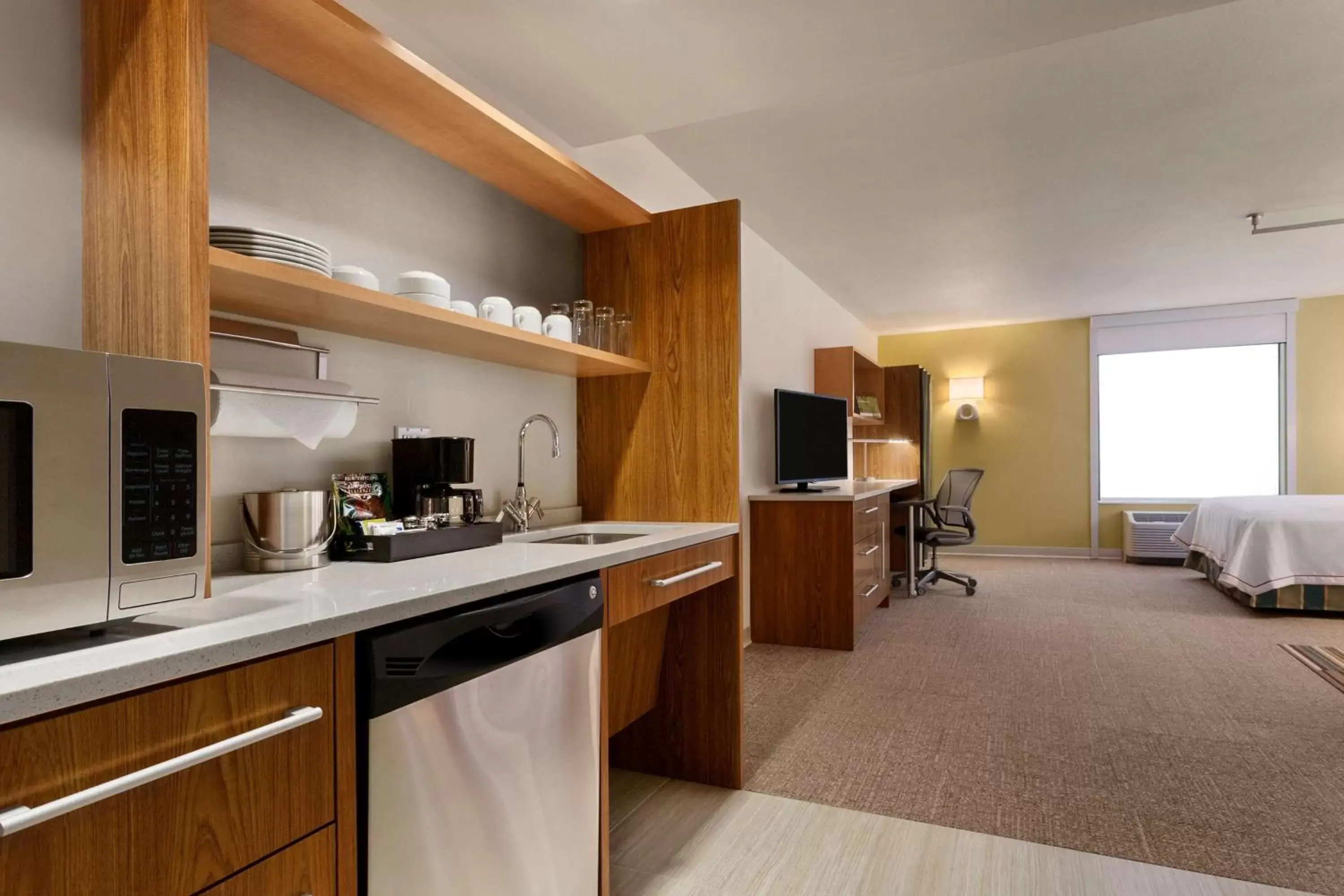 Bed, Kitchen/Kitchenette in Home2 Suites by Hilton Denver West / Federal Center