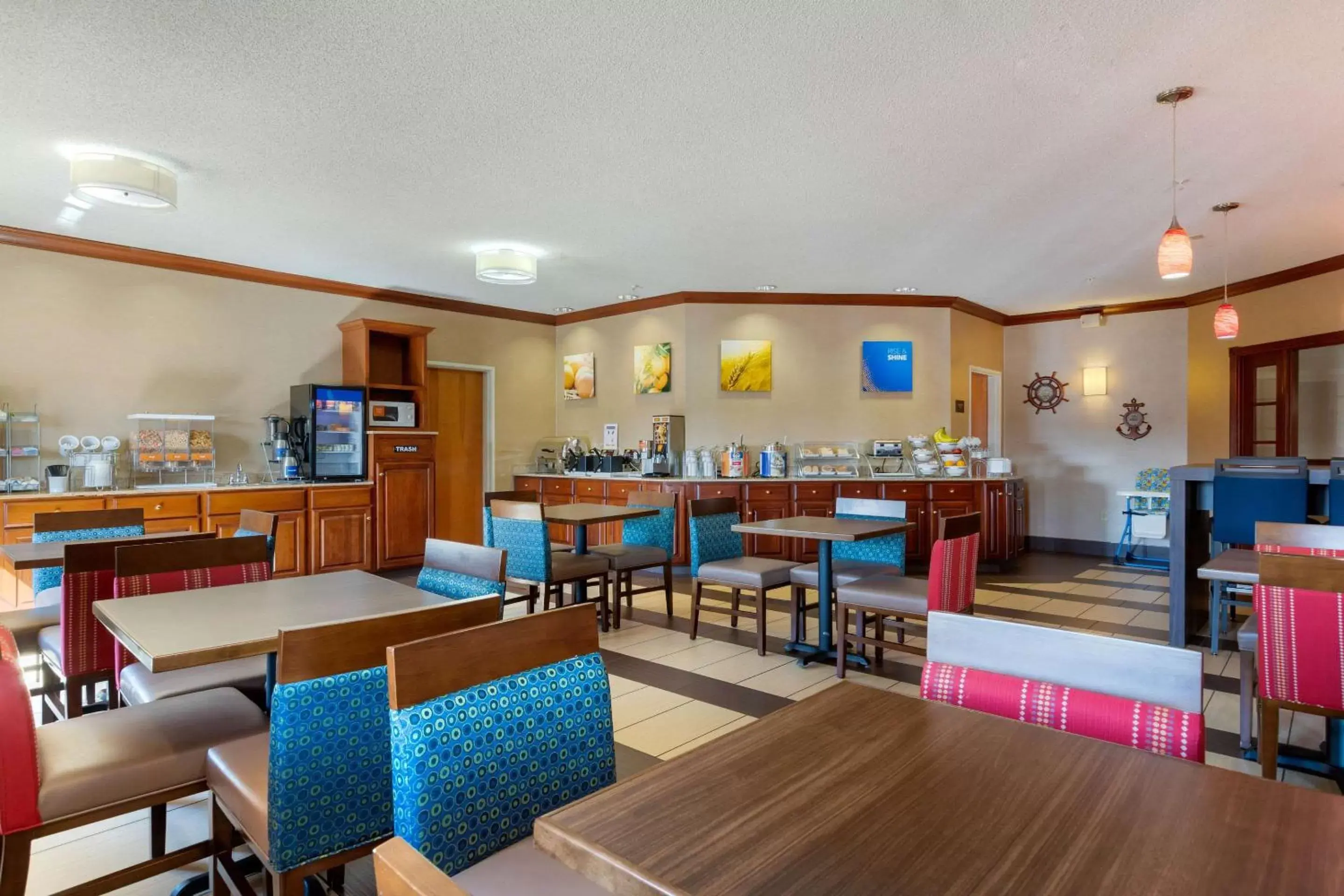 Restaurant/Places to Eat in Comfort Suites Stevensville – St. Joseph
