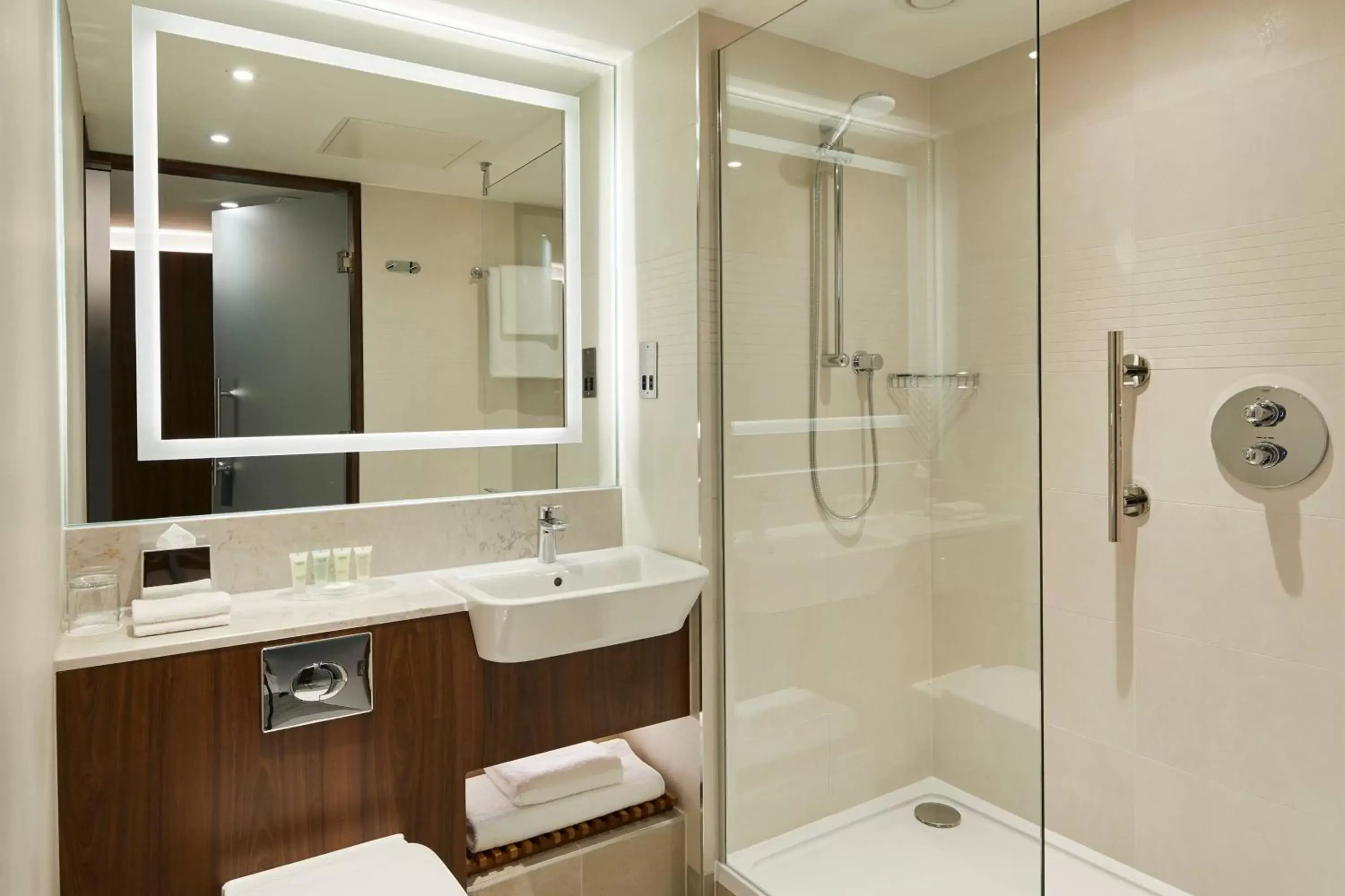 Bathroom in Courtyard by Marriott Oxford City Centre