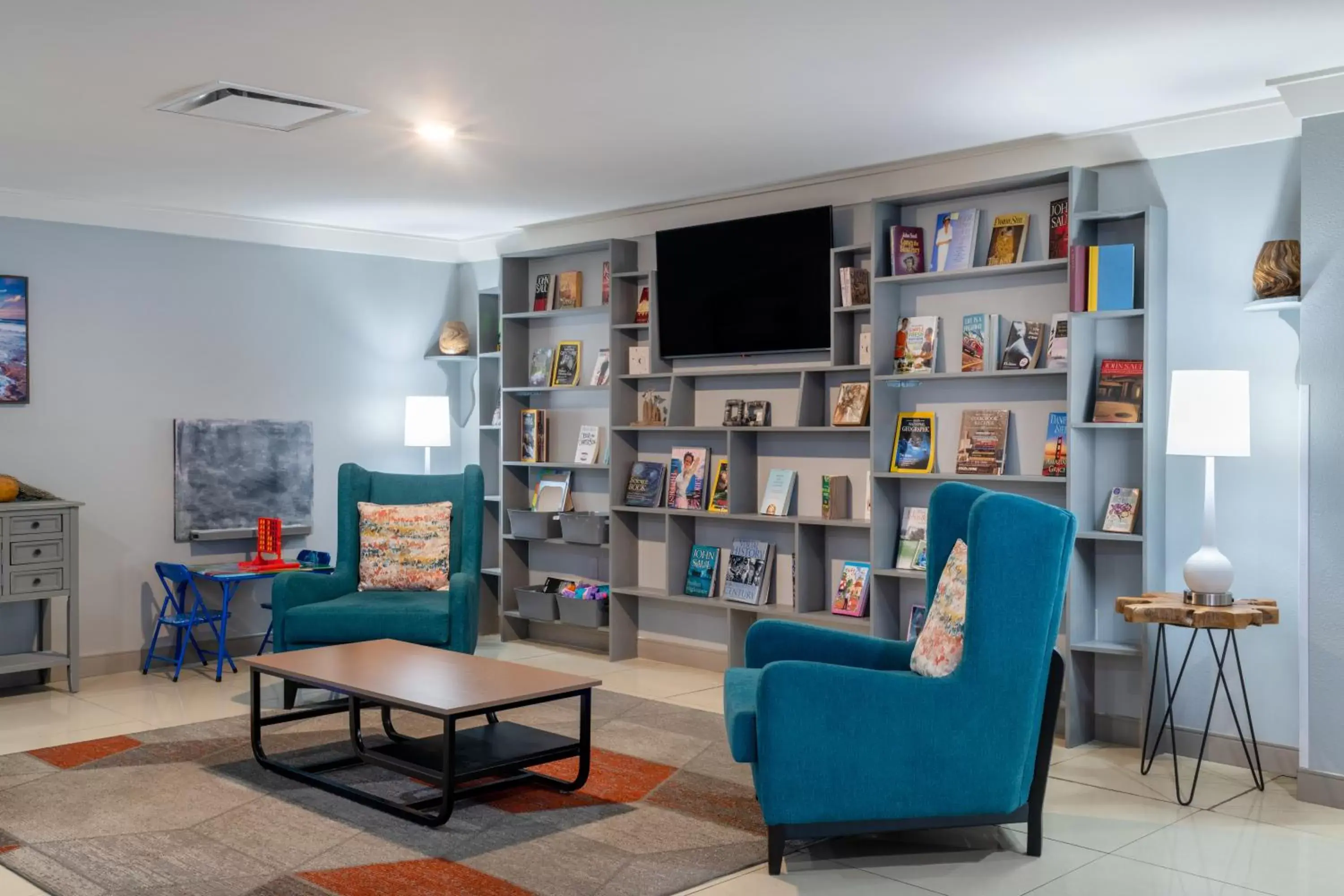 Communal lounge/ TV room, Library in TRYP by Wyndham Tallahassee North I-10 Capital Circle