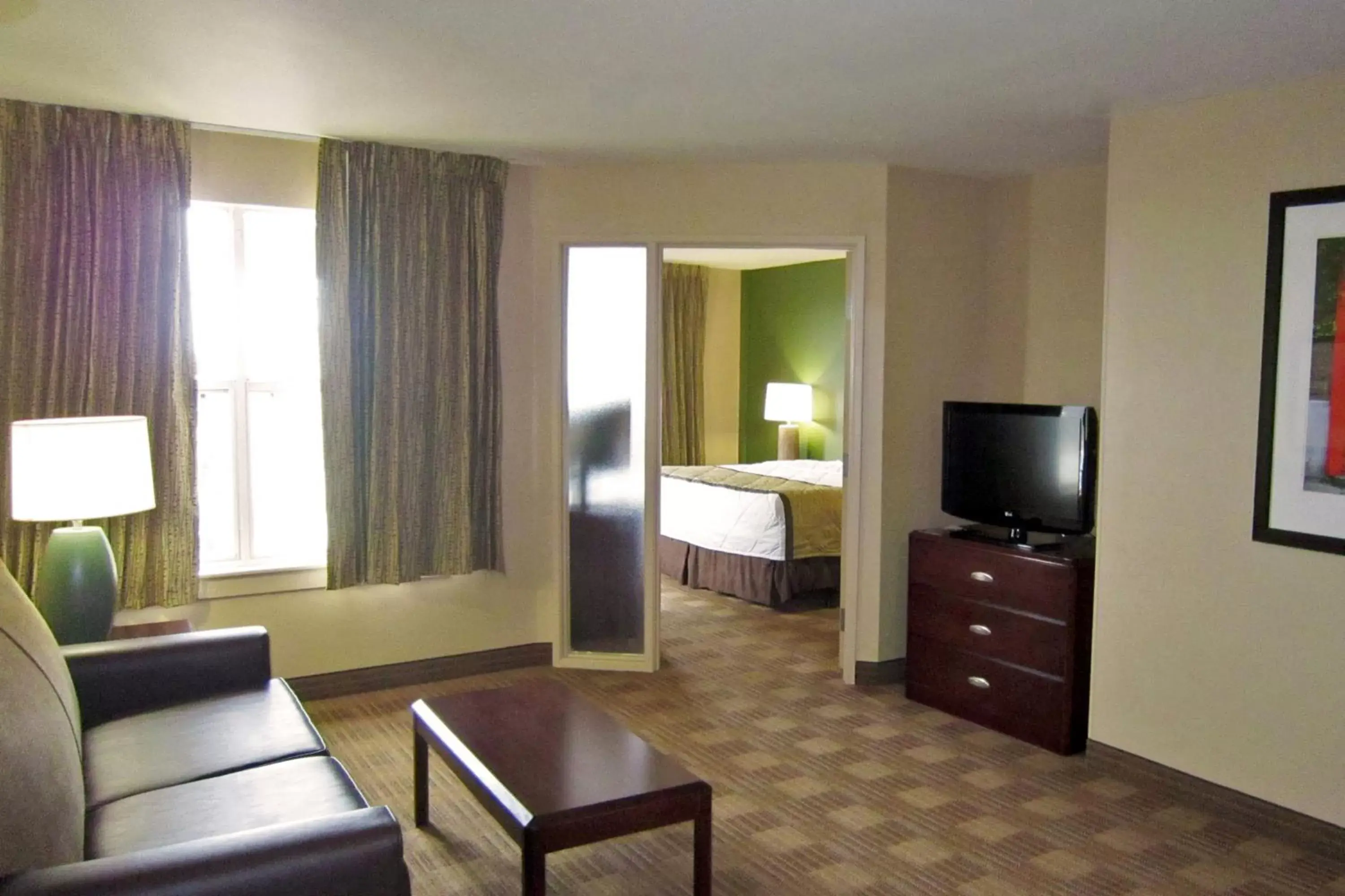 Seating area, TV/Entertainment Center in Extended Stay America Suites - Jacksonville - Deerwood Park