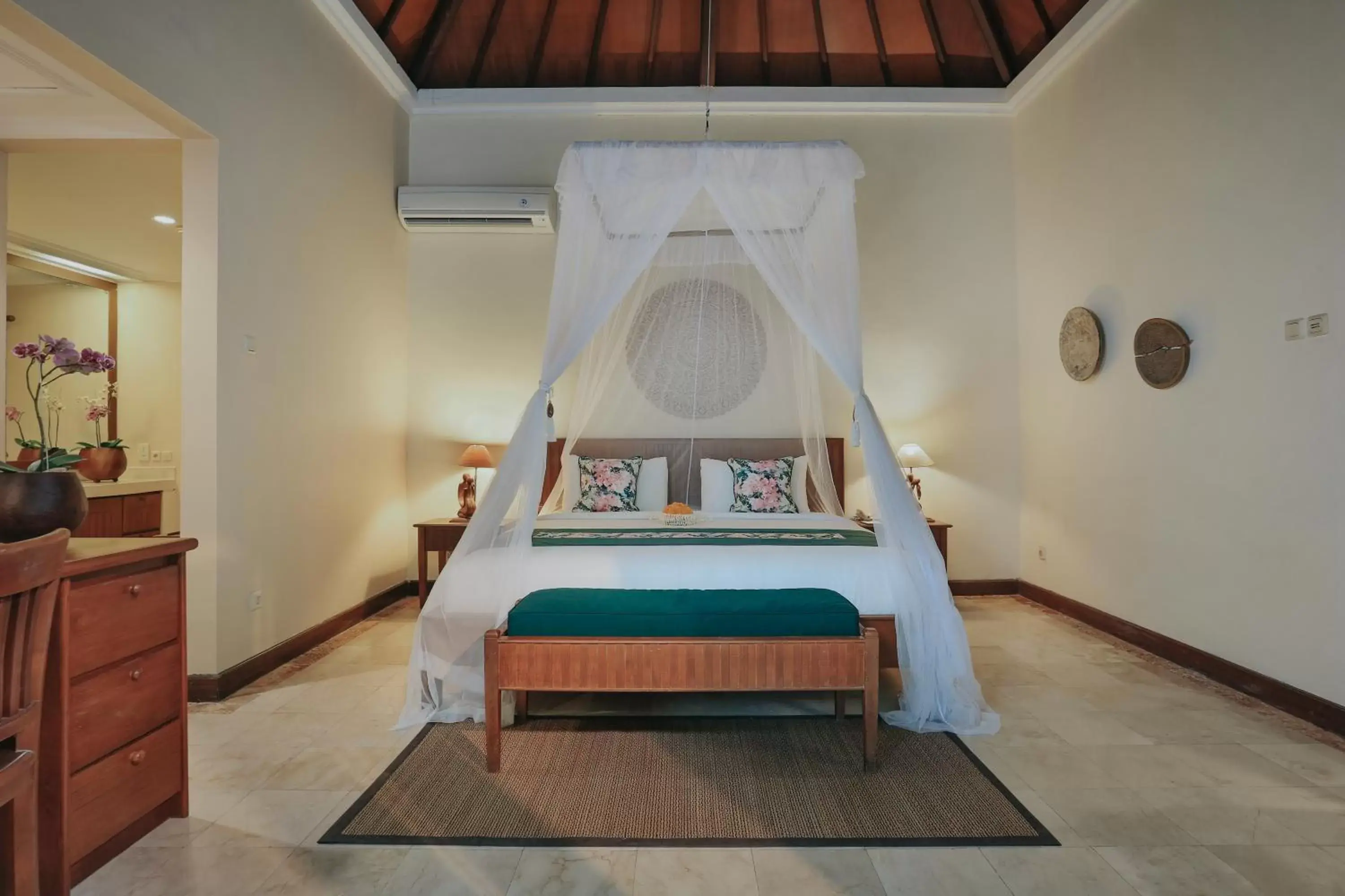 Bed in Parigata Villas Resort