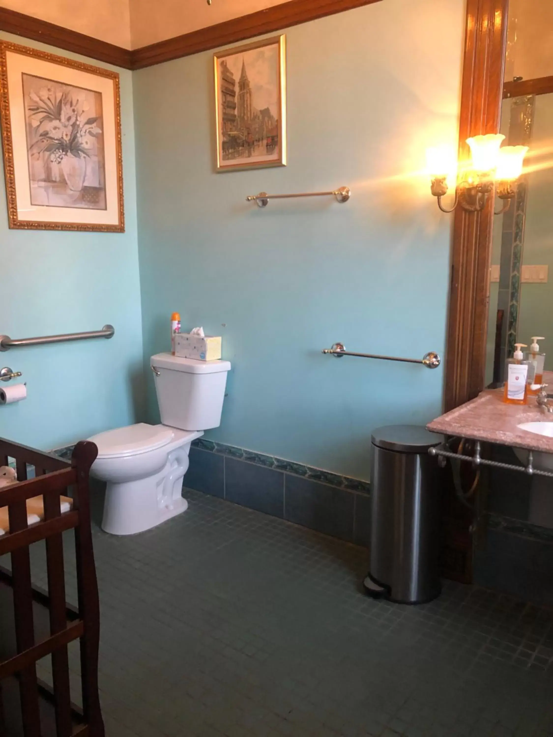 Bathroom in Henderson Castle Inn