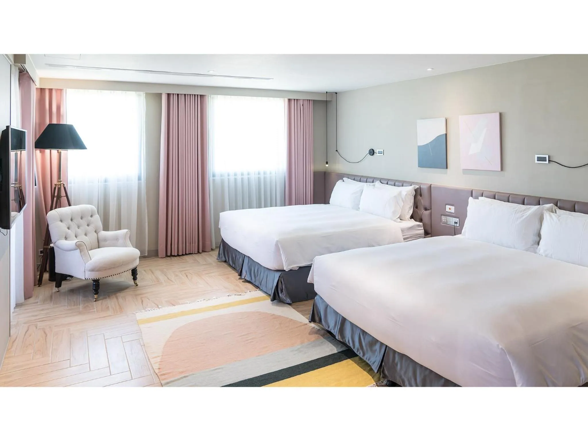 Photo of the whole room, Bed in Hôtel de Ľeau