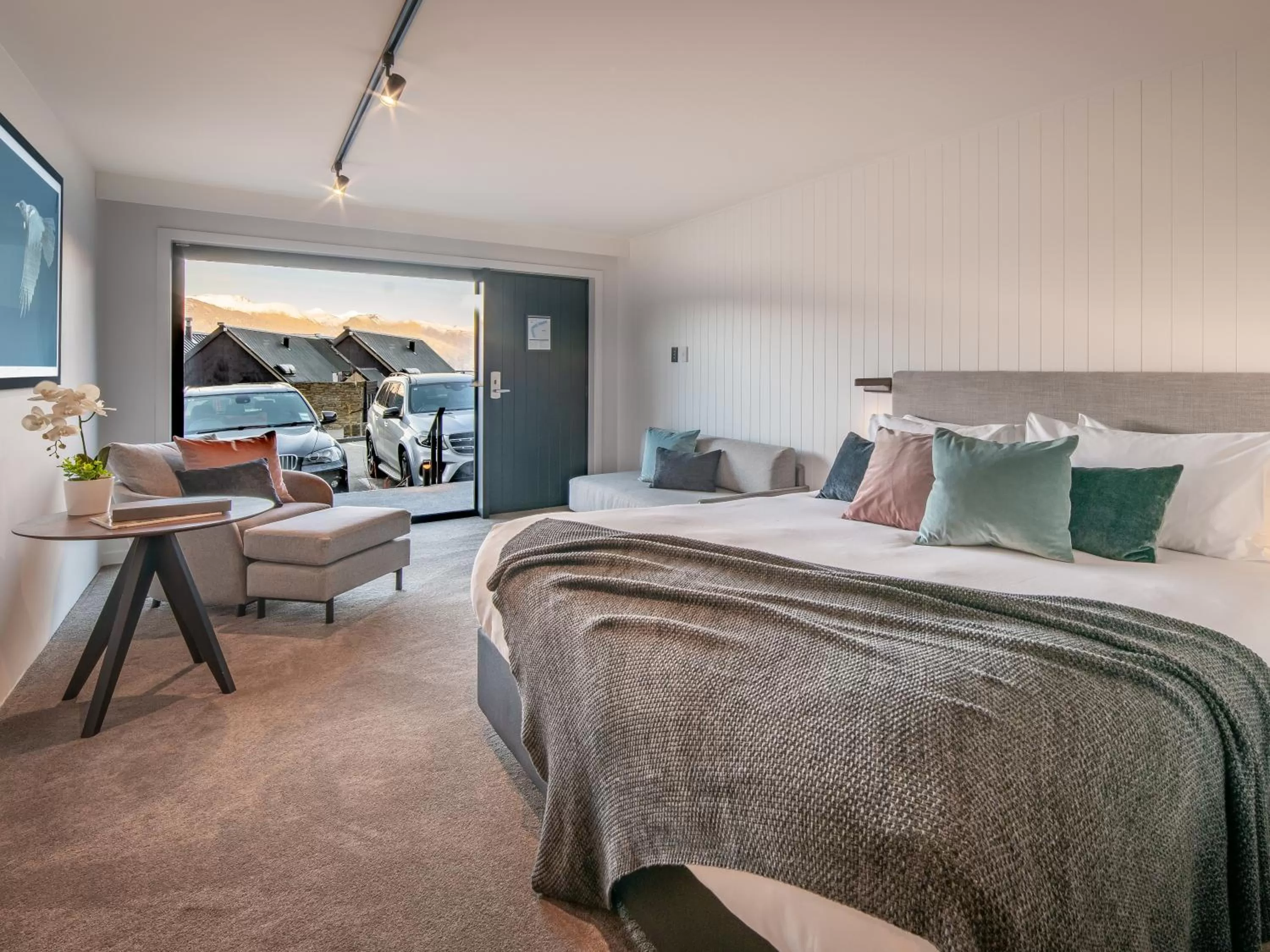 Photo of the whole room, Bed in Kamana Lakehouse