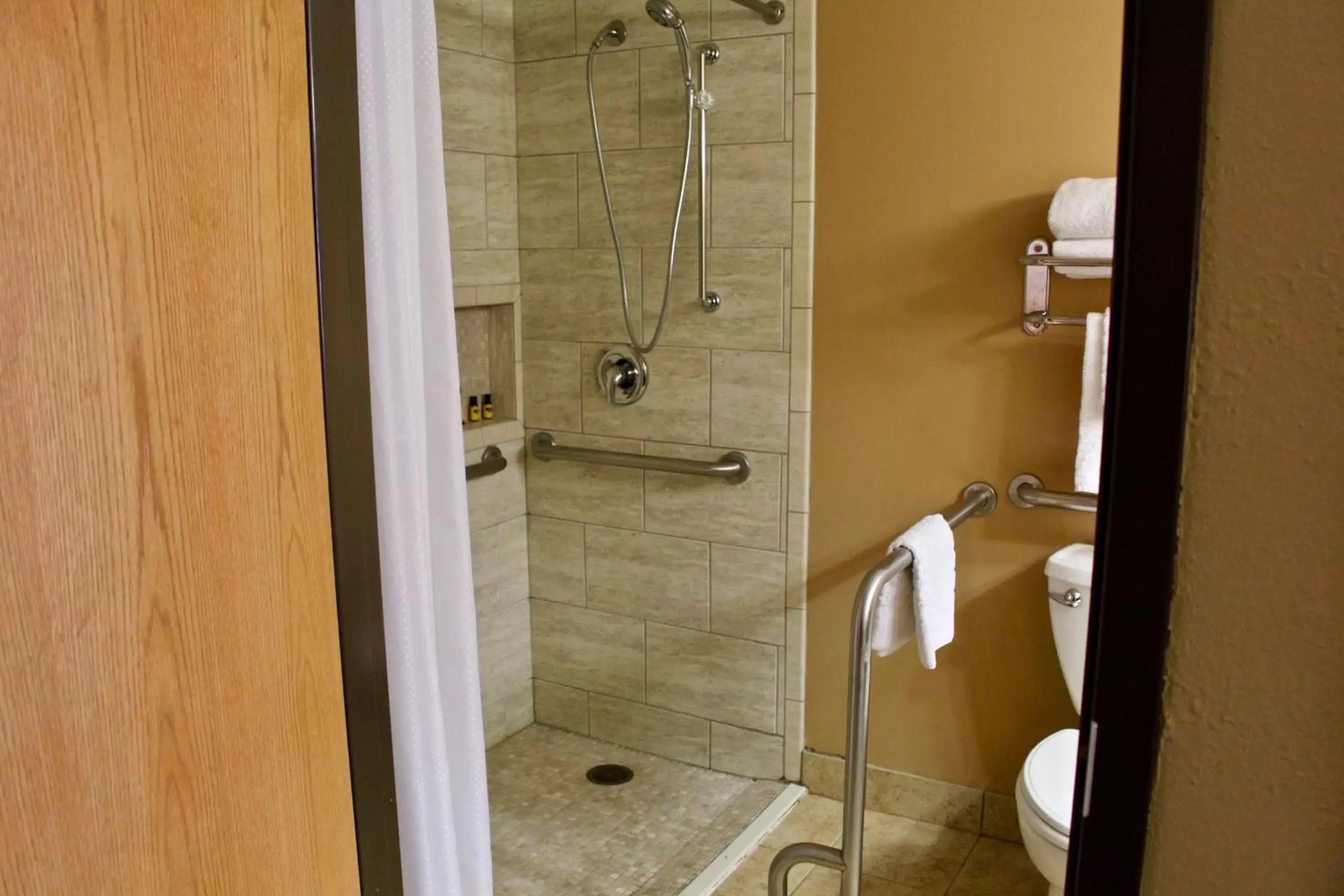 Photo of the whole room, Bathroom in Best Western Plus Dakota Ridge