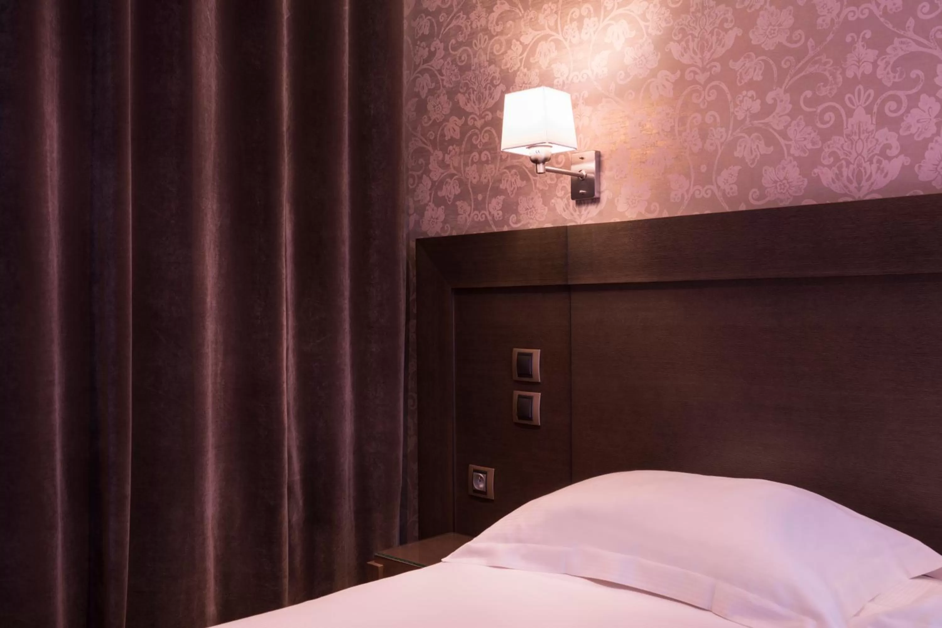 Bed in Hôtel Volney Opéra