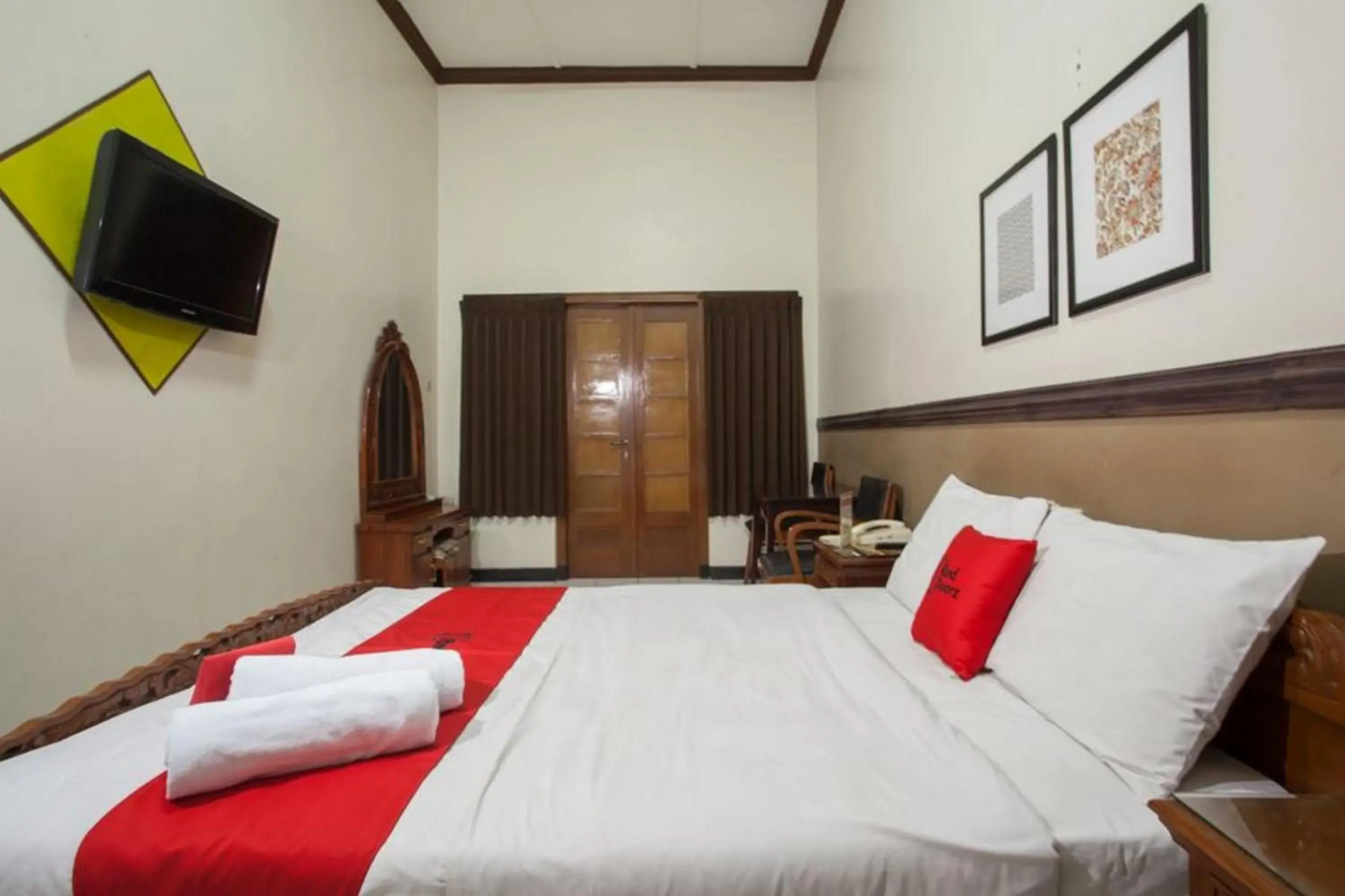 Bed in RedDoorz @ Urip Sumoharjo