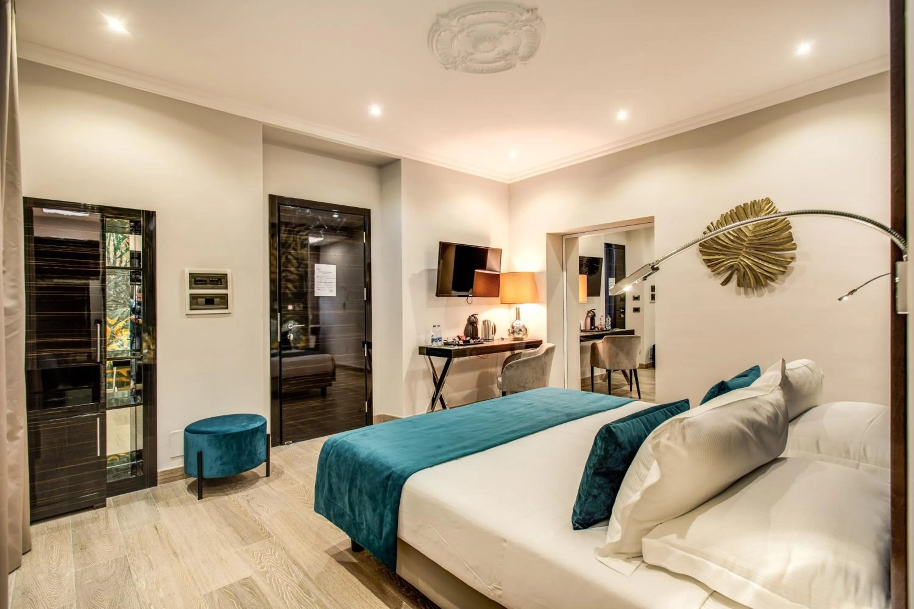 Photo of the whole room, Bed in Relais De La Poste