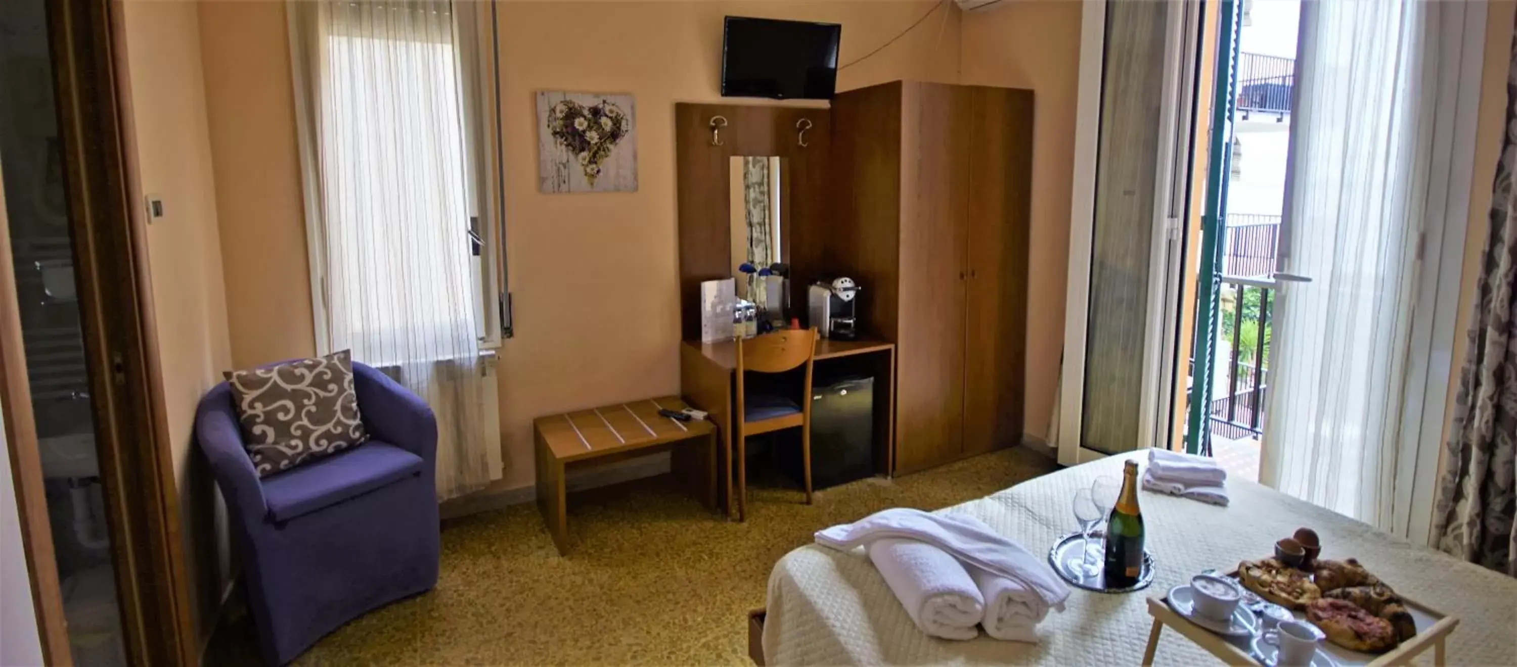 Bedroom, Seating Area in Hotel Lora