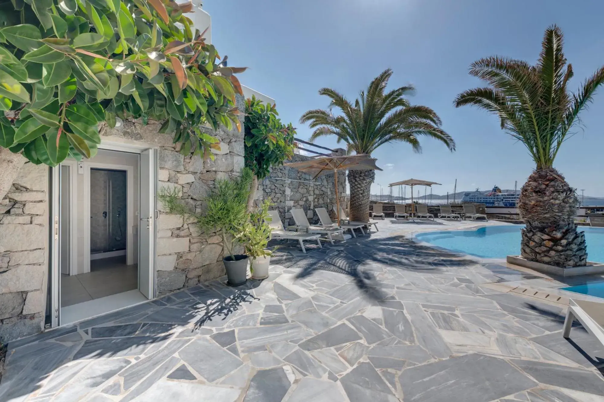 Swimming pool in Makis Place Swimming pool in Makis Place