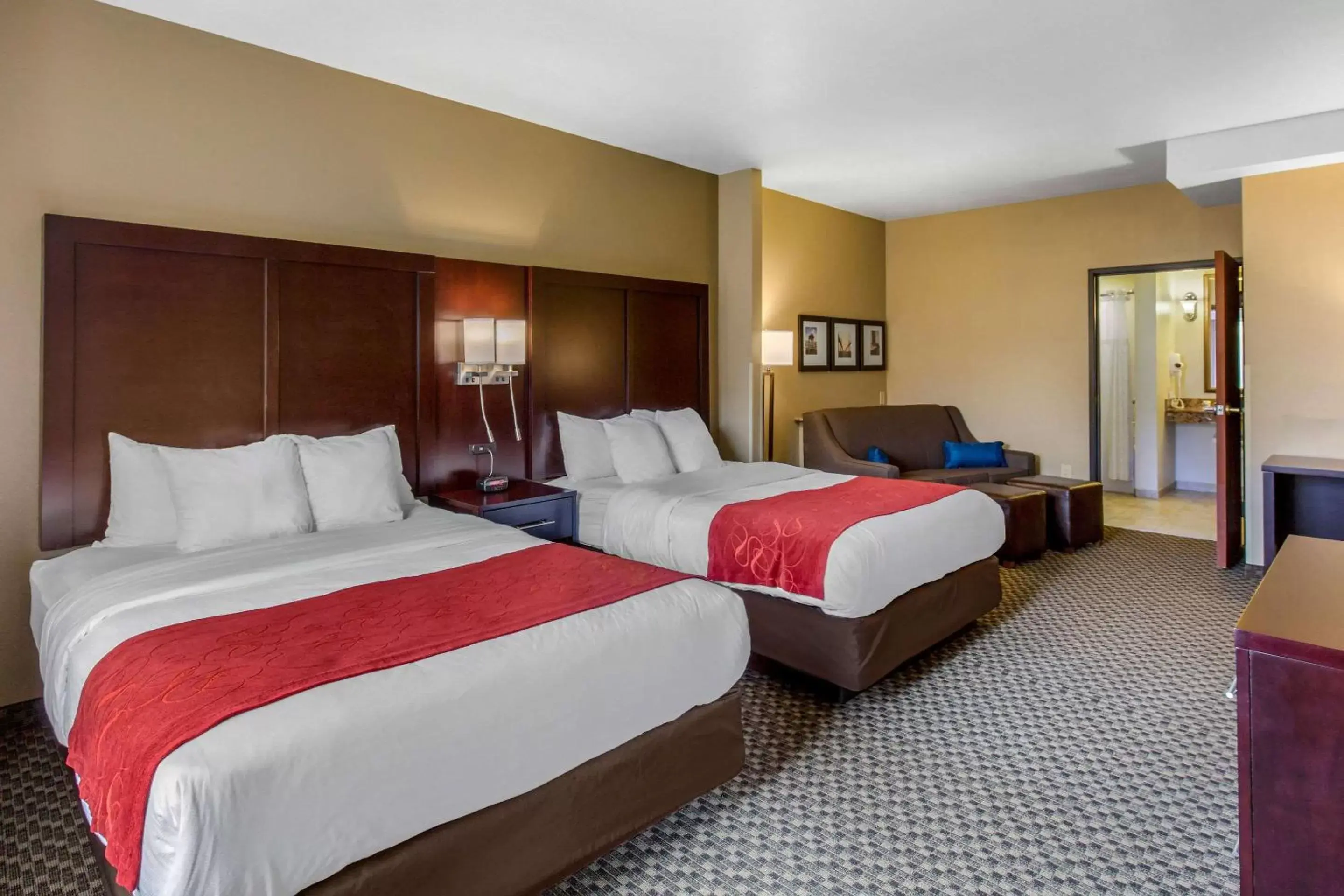 Bedroom, Bed in Comfort Suites Seaford