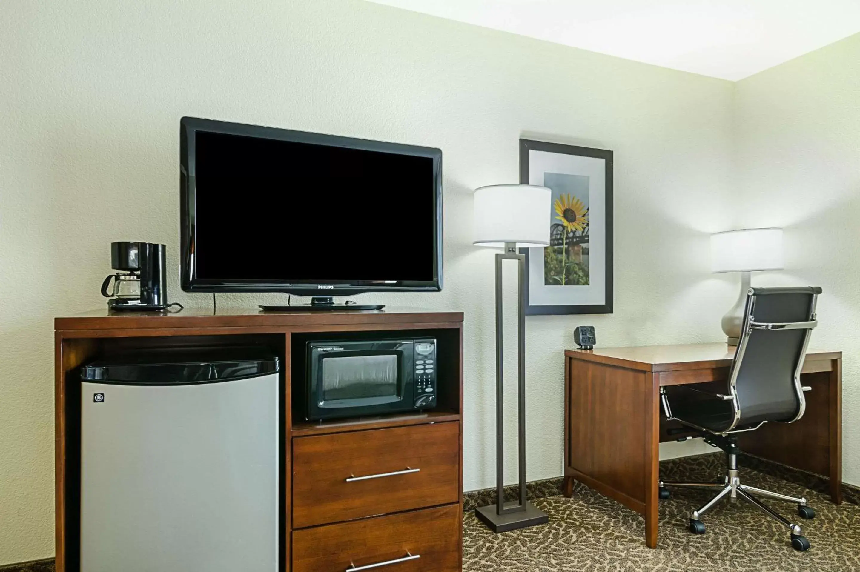 Photo of the whole room, TV/Entertainment Center in Quality Suites