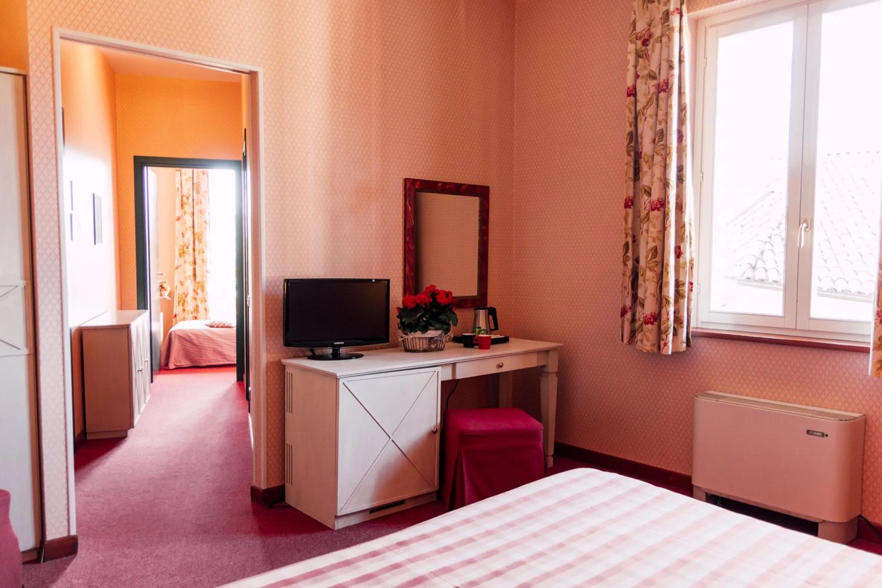 Photo of the whole room, Bed in Hostellerie Du Golf