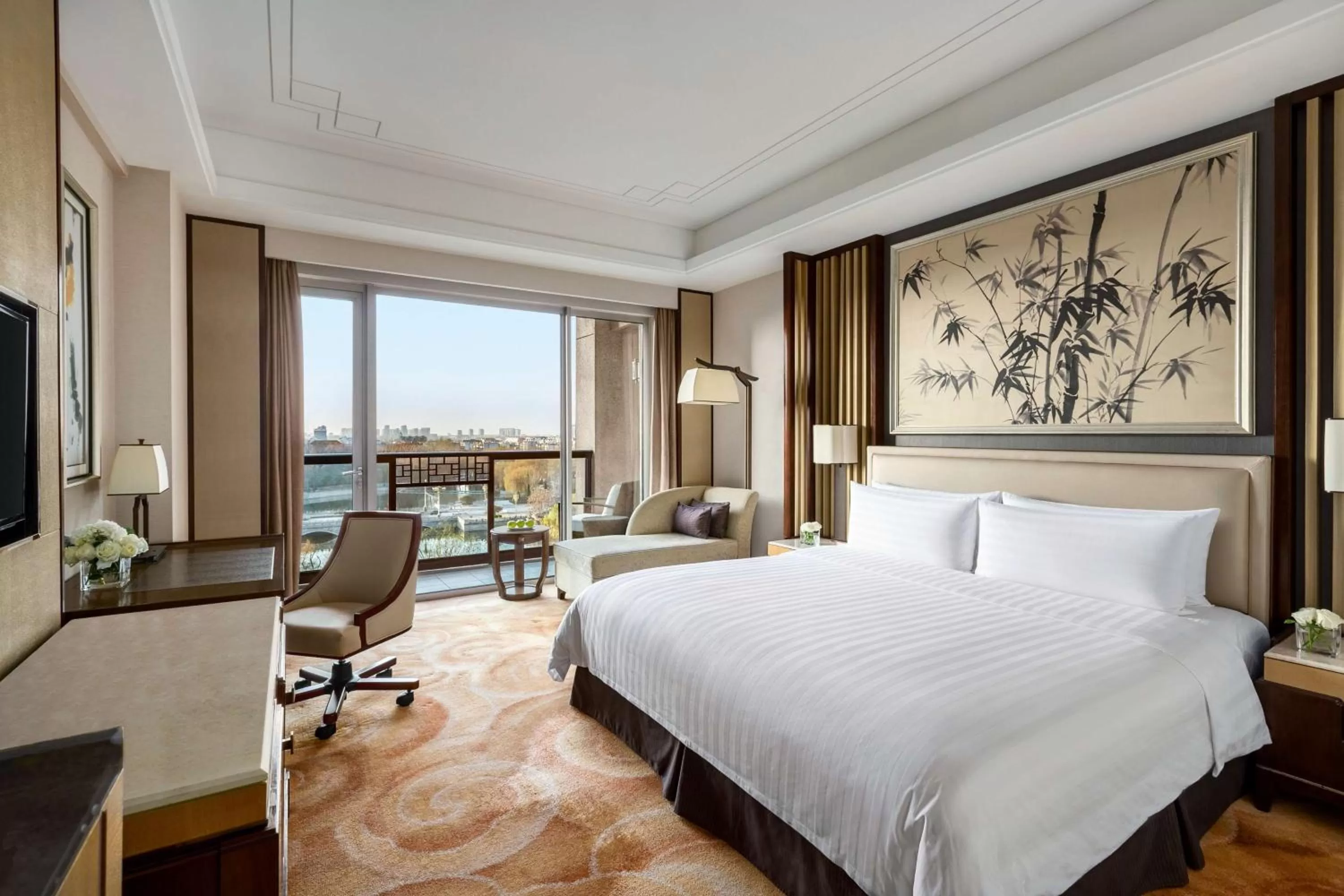 Photo of the whole room, Bed in Shangri-La Qufu