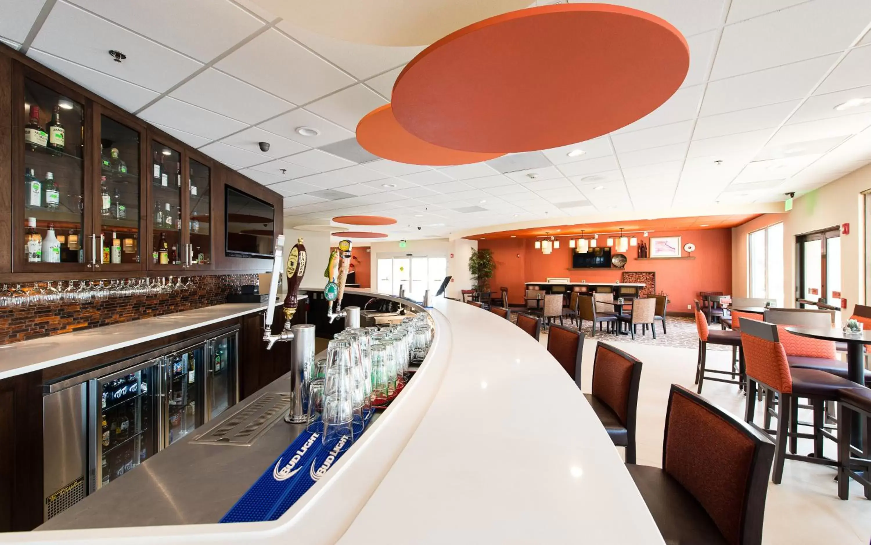 Lounge or bar, Restaurant/Places to Eat in Holiday Inn Wilmington-Market Street, an IHG Hotel