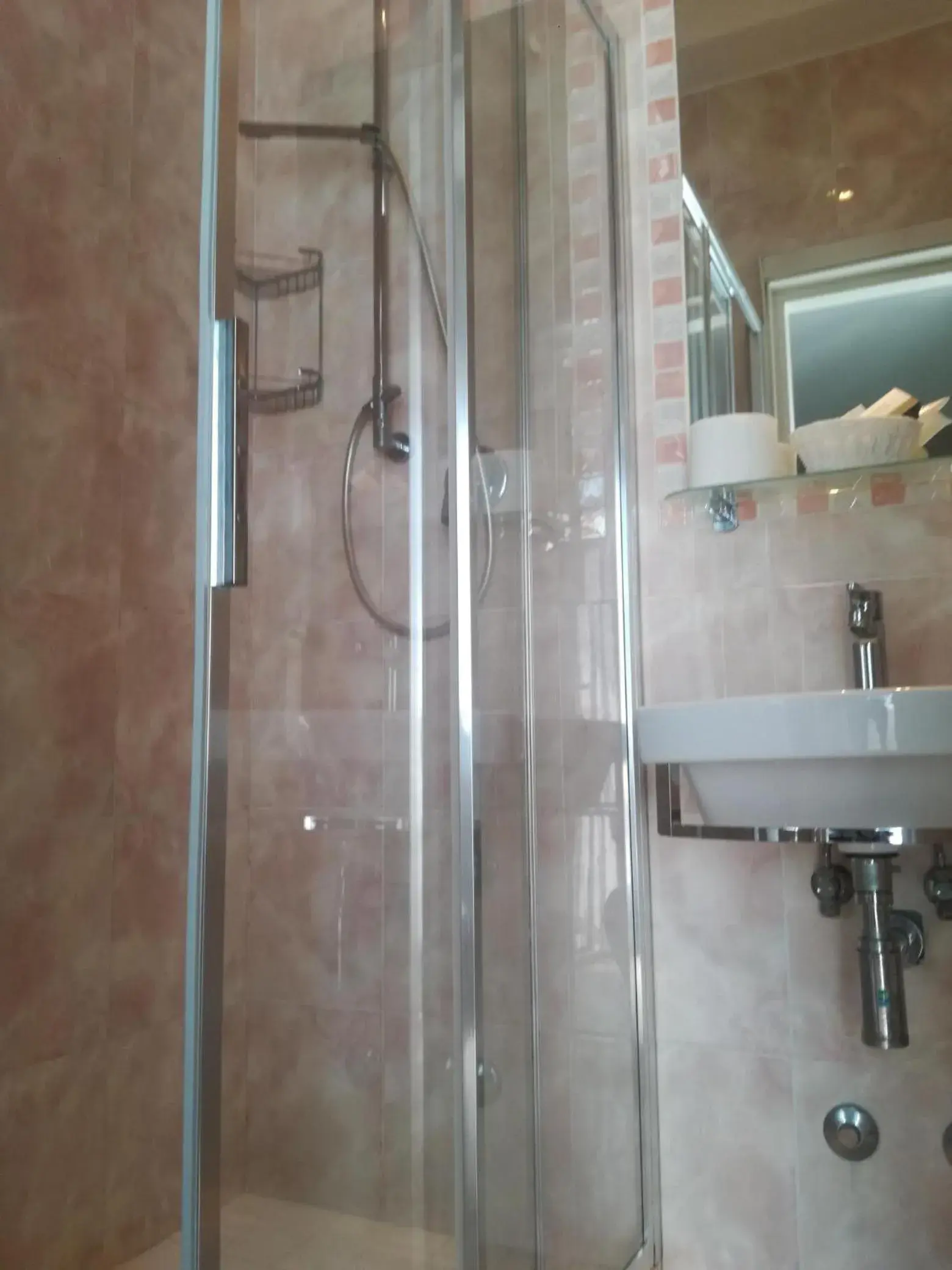 Shower, Bathroom in Hotel Verdi