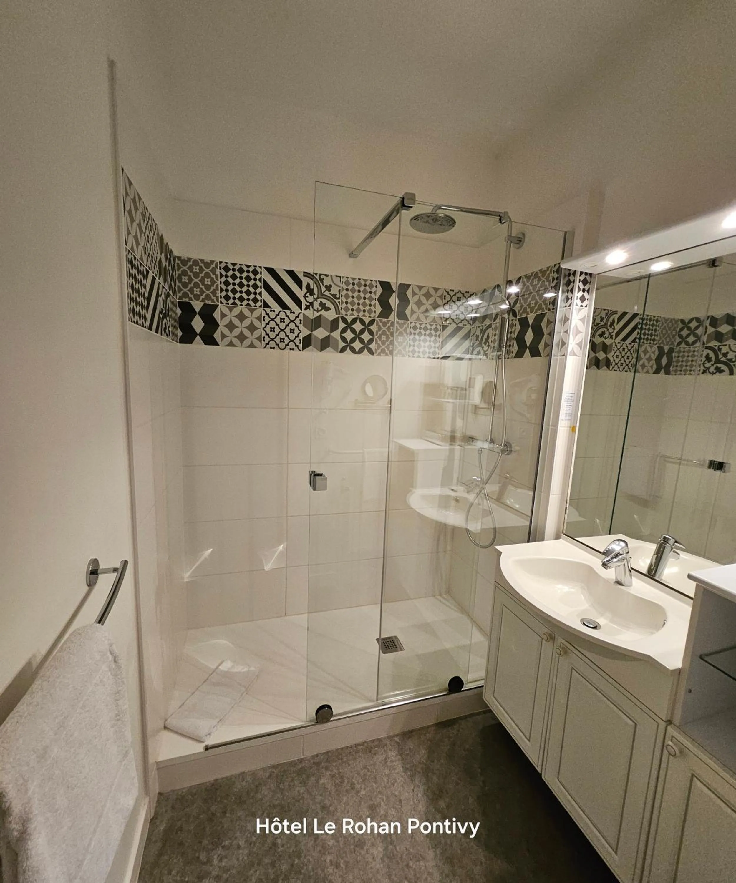 Shower in Hôtel Le Rohan Charme et Caractère