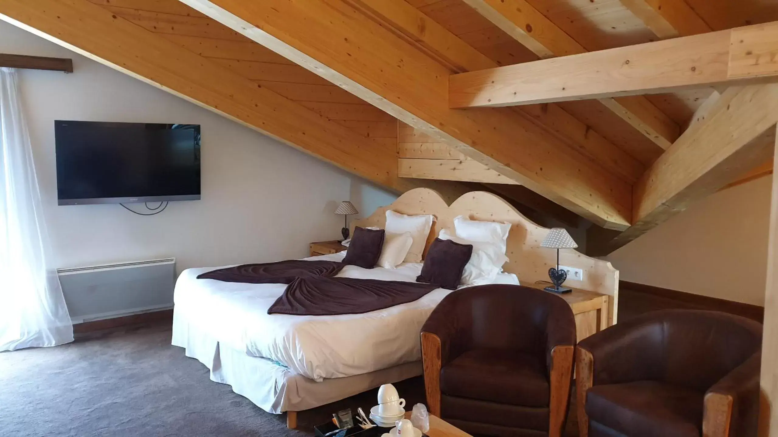 Photo of the whole room, Bed in Auberge de Savoie