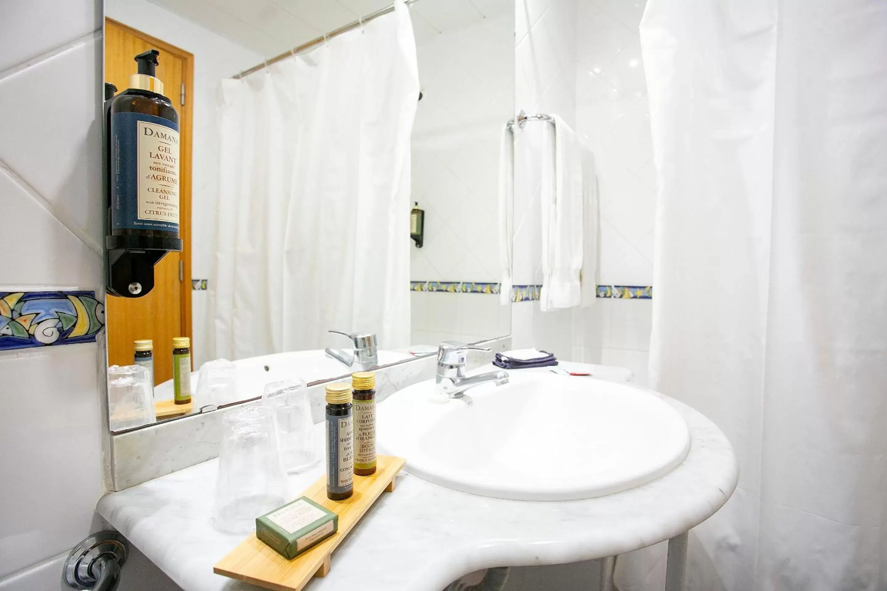Bathroom in Hotel do Mar