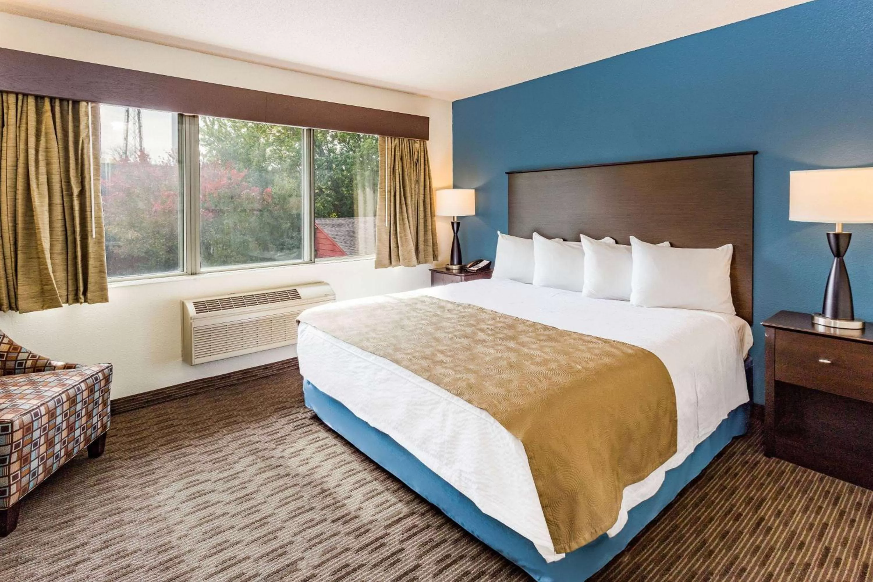 Photo of the whole room, Bed in AmericInn by Wyndham Hotel and Suites Long Lake