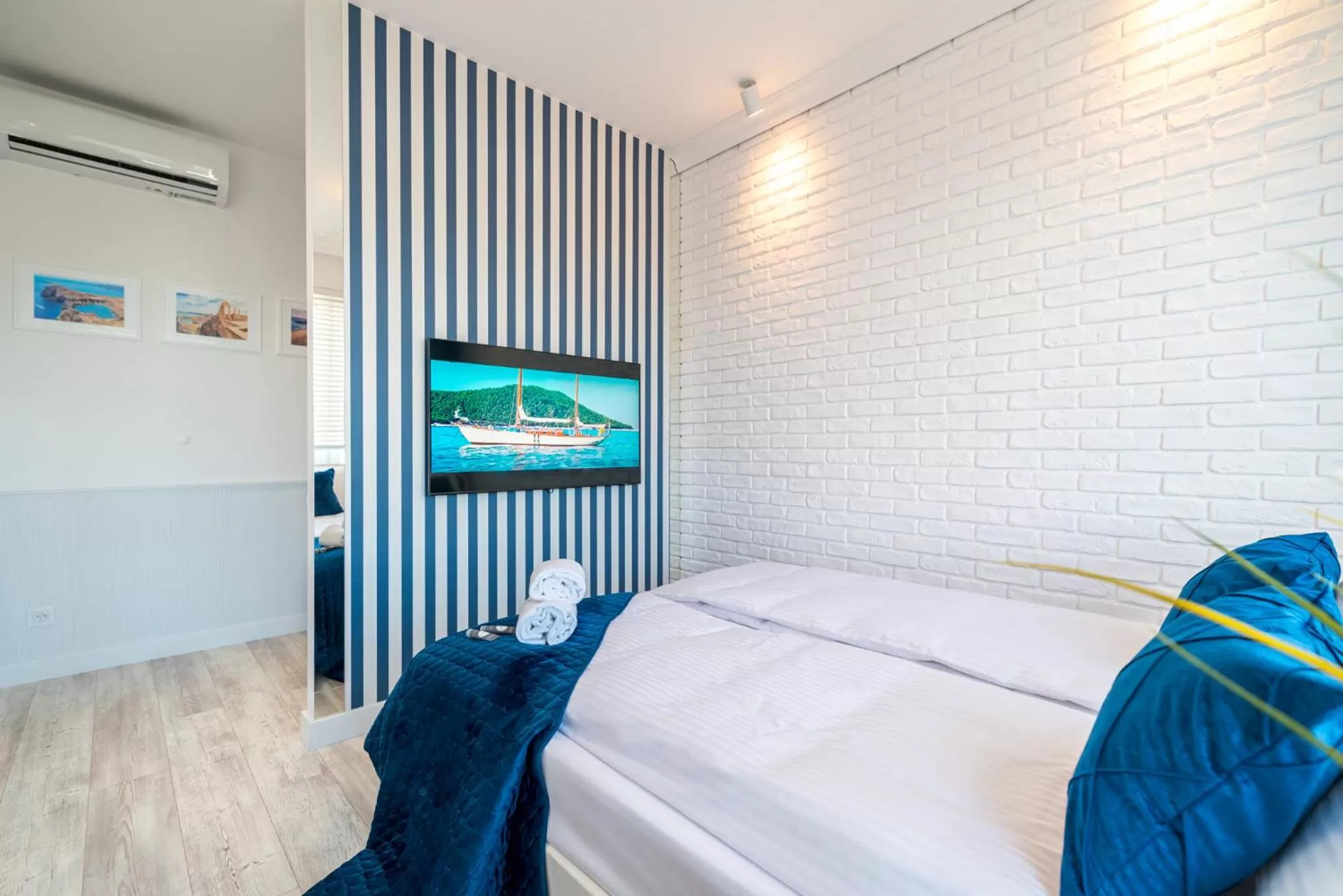 Communal lounge/ TV room, Bed in Q18 ApartHotel