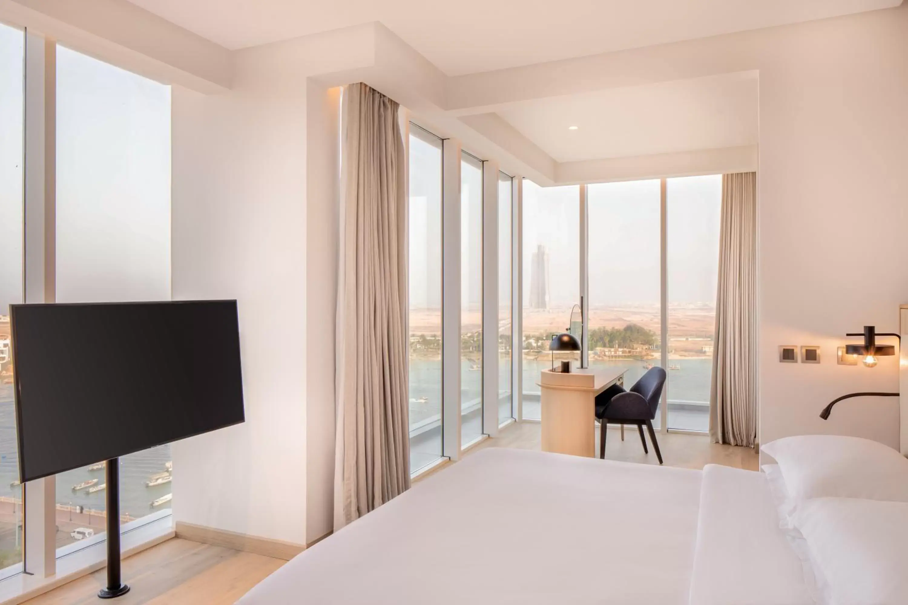 Bed, TV/Entertainment Center in Four Points by Sheraton Jeddah Corniche