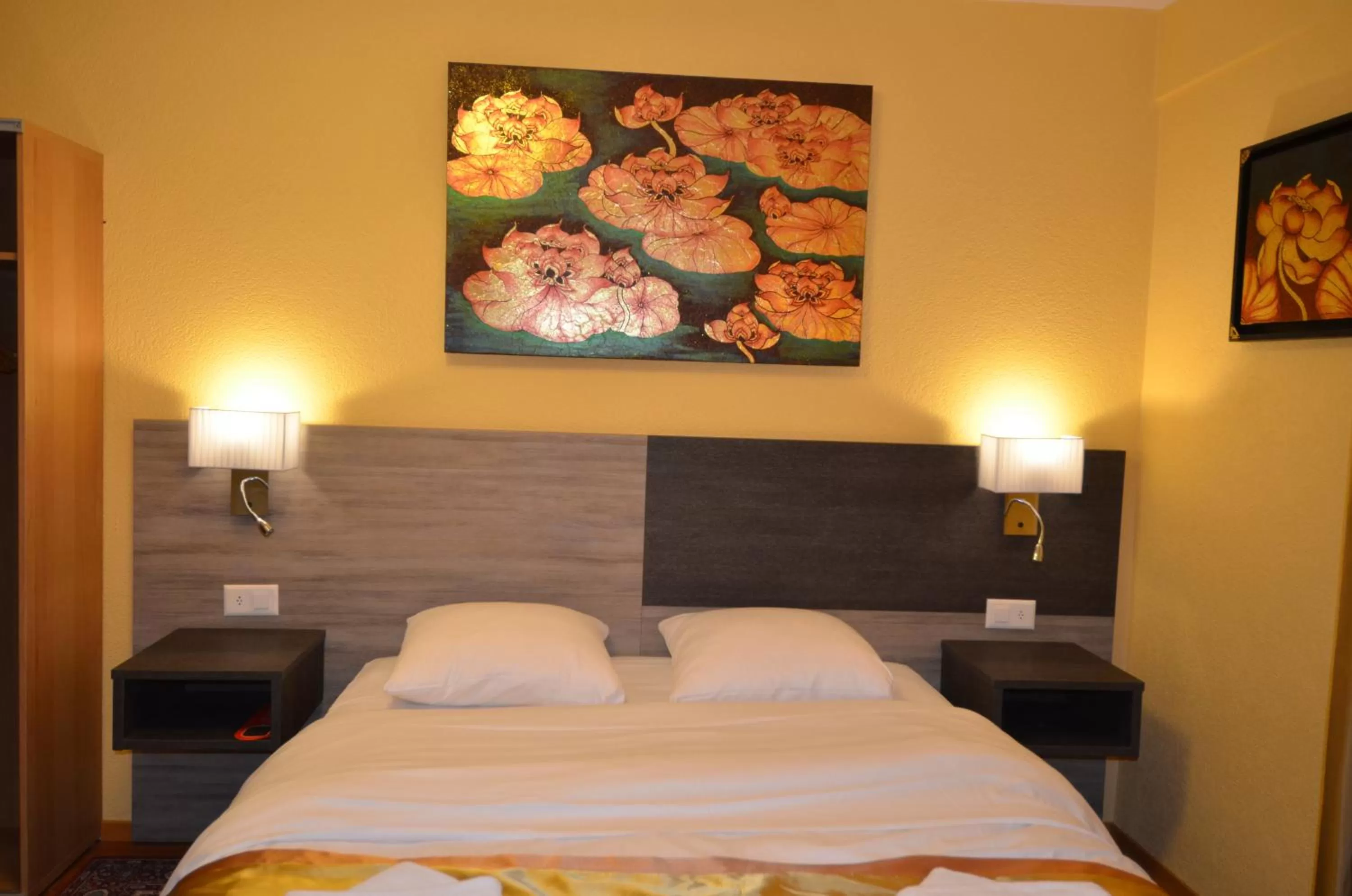 Photo of the whole room, Bed in Beausite