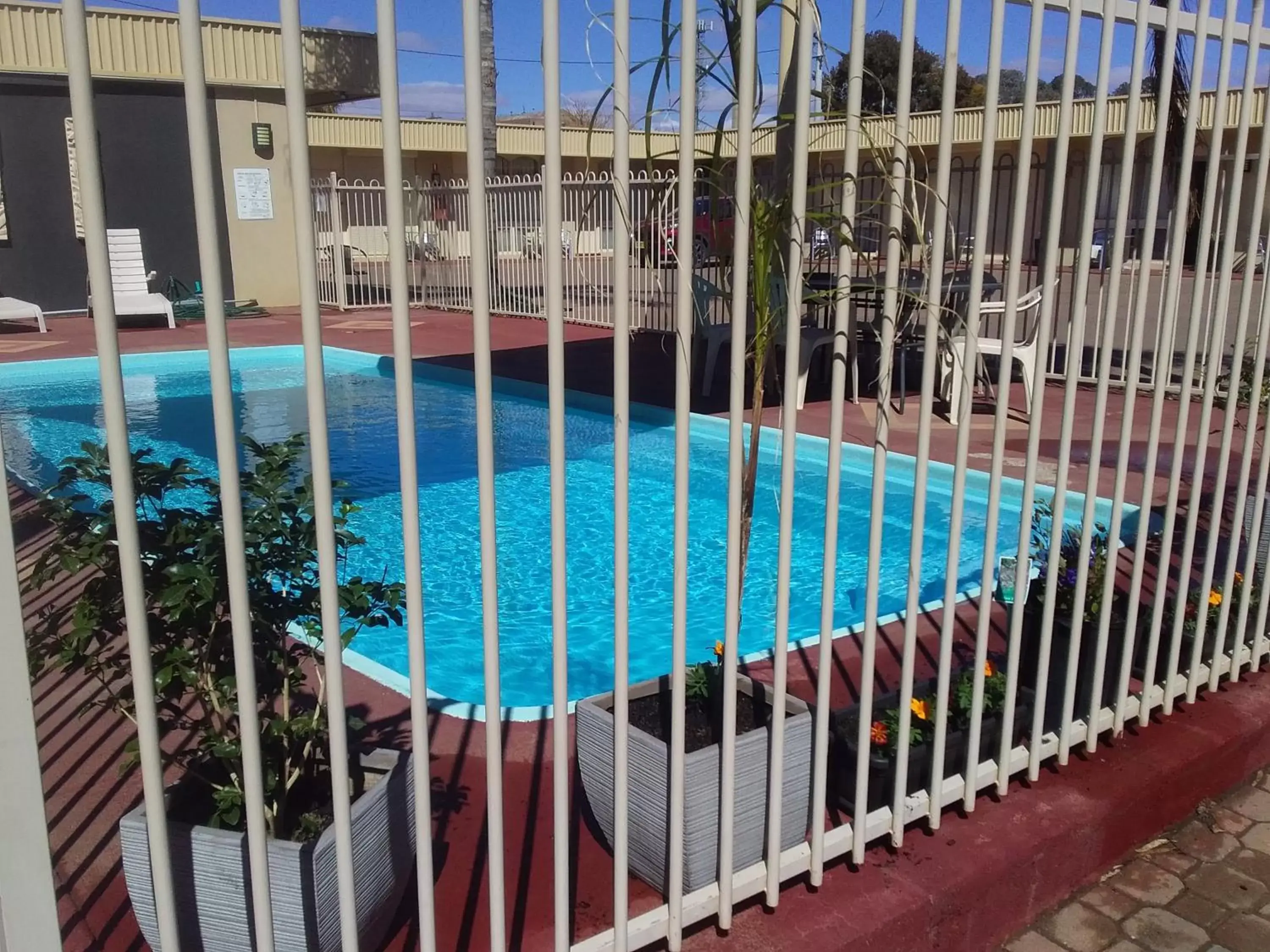 Property building, Pool View in Desert Sand Motor Inn