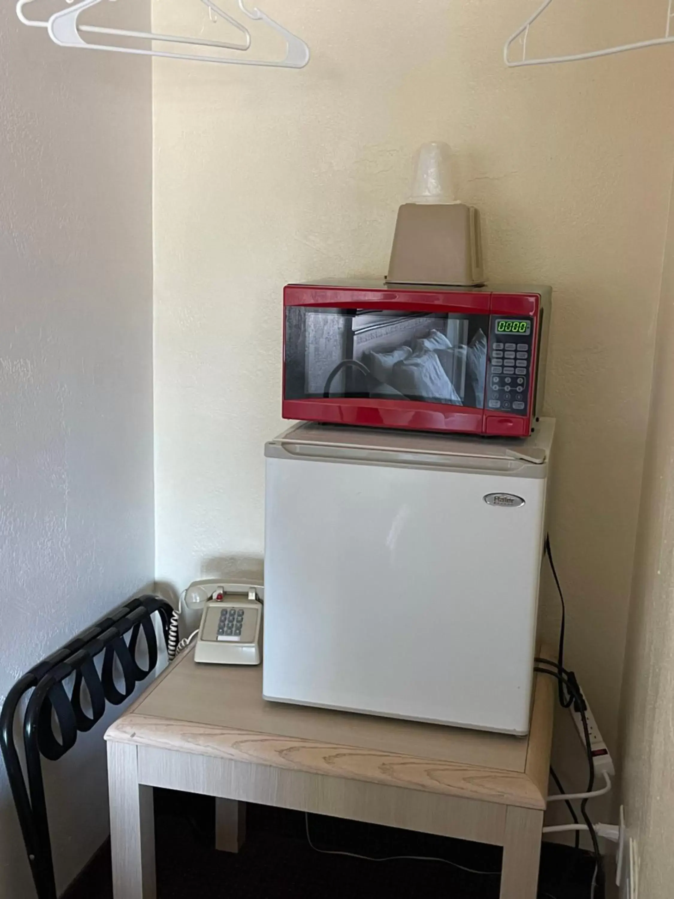 Communal kitchen, TV/Entertainment Center in Villa West Motel