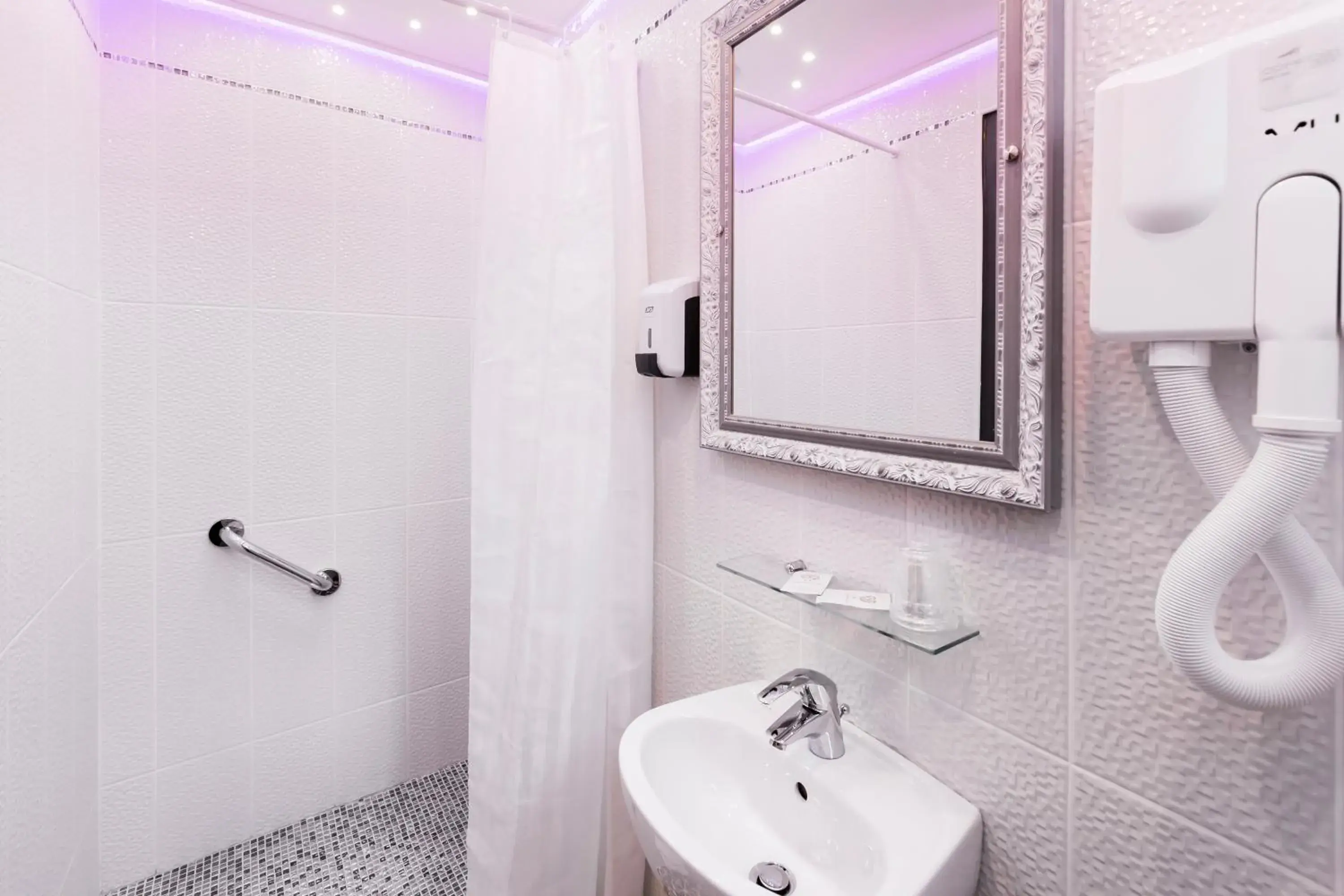 Shower, Bathroom in Grand Hôtel Amelot