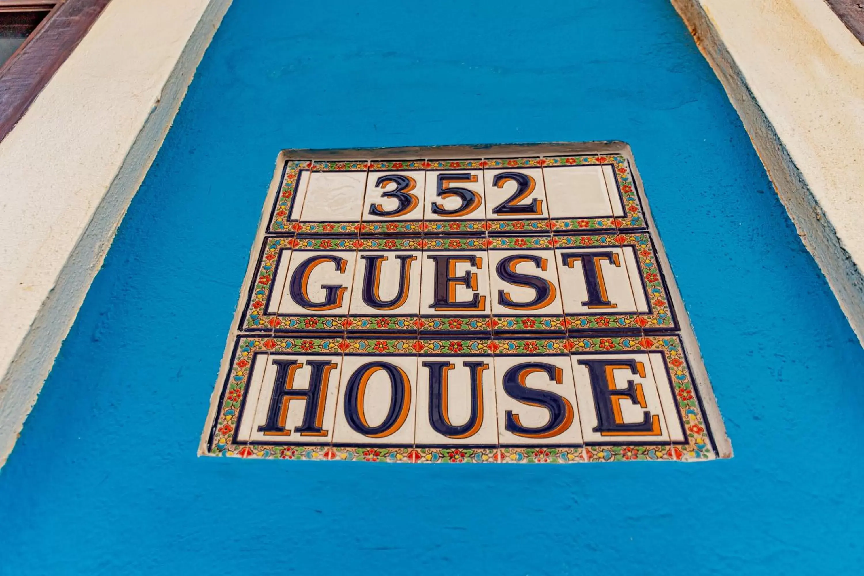 Logo/Certificate/Sign in 352 Guest House Hotel Boutique