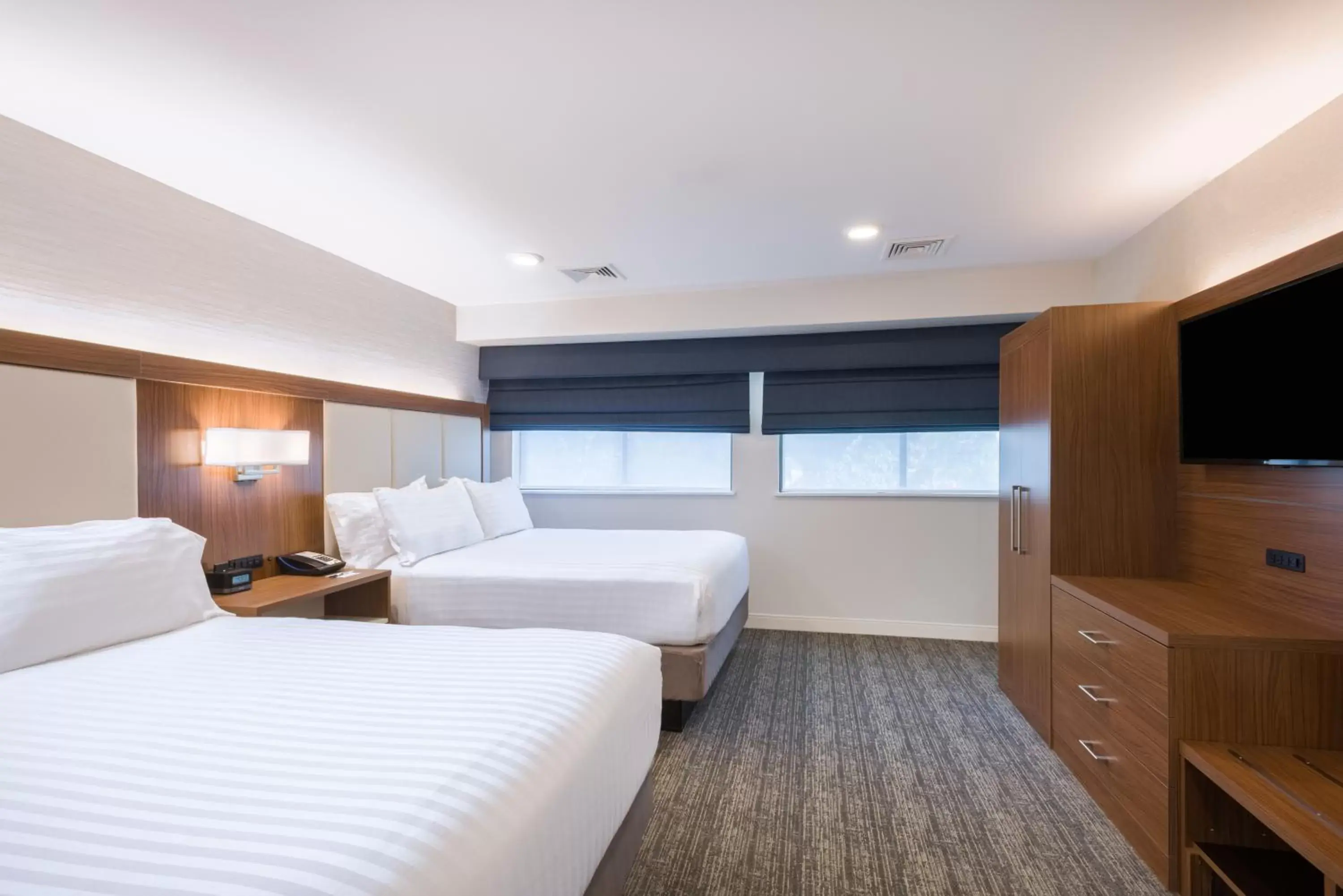 Bed in Holiday Inn Express Boston-Waltham, an IHG Hotel