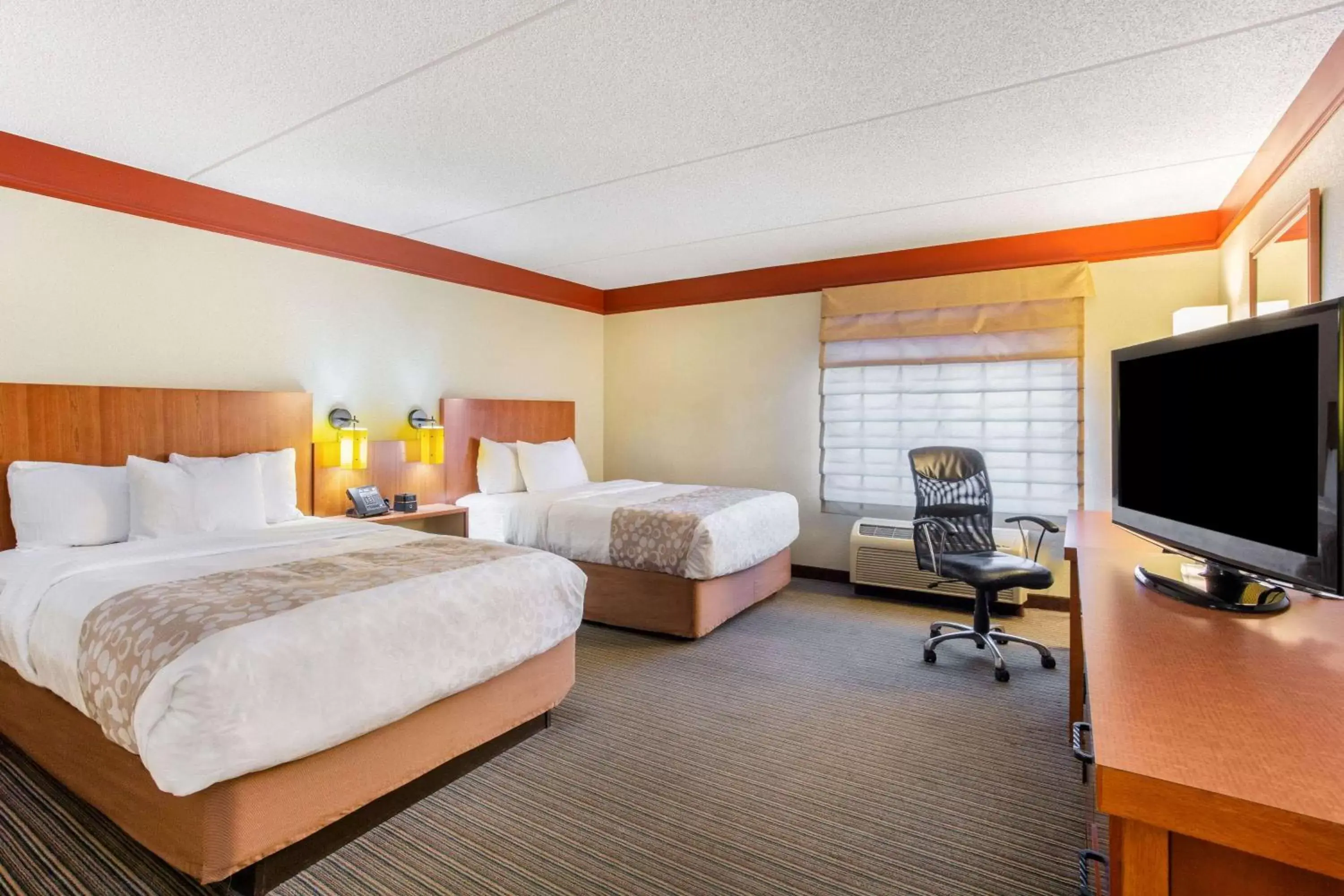 Photo of the whole room, Bed in La Quinta by Wyndham Raleigh Cary