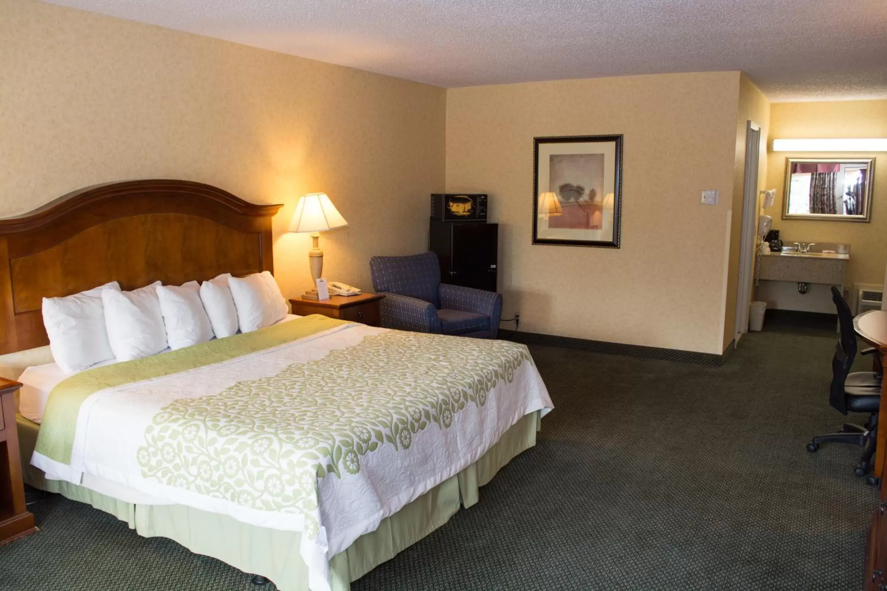 Bed in Days Inn by Wyndham Klamath Falls