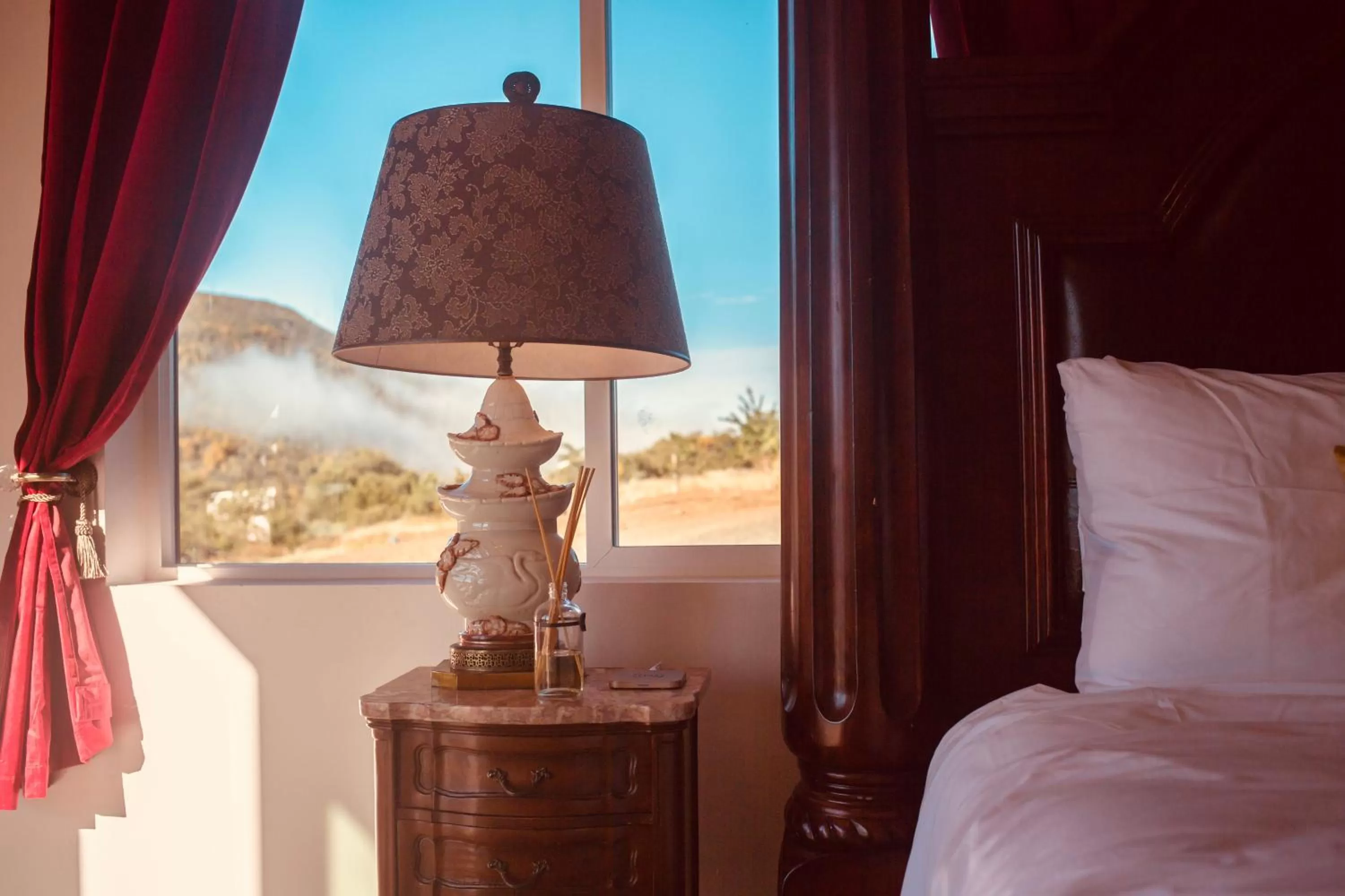 Bed in Quiet Mind Mountain Lodge, Retreat & Spa