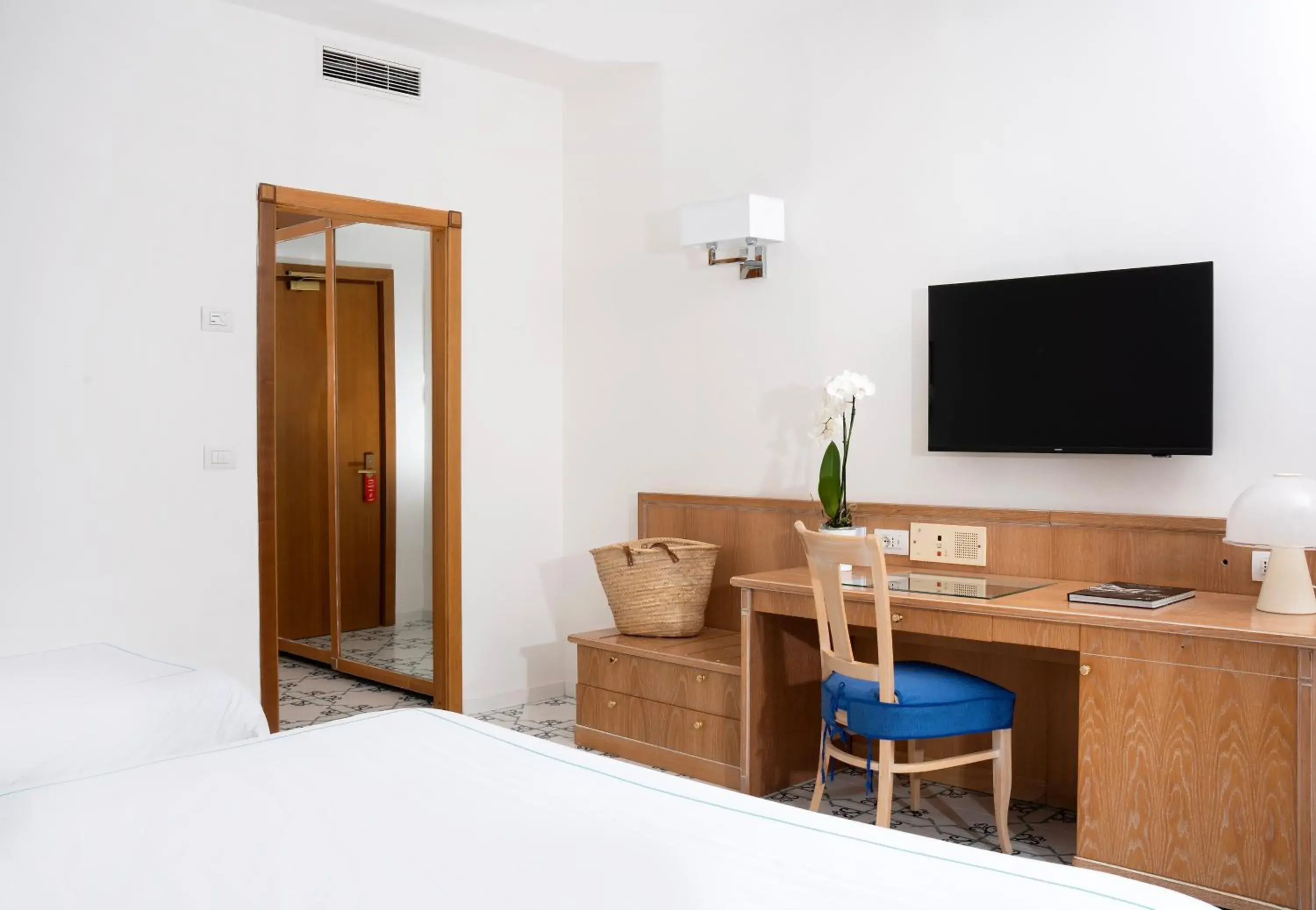 Bedroom, TV/Entertainment Center in Hotel Grand Vesuvio