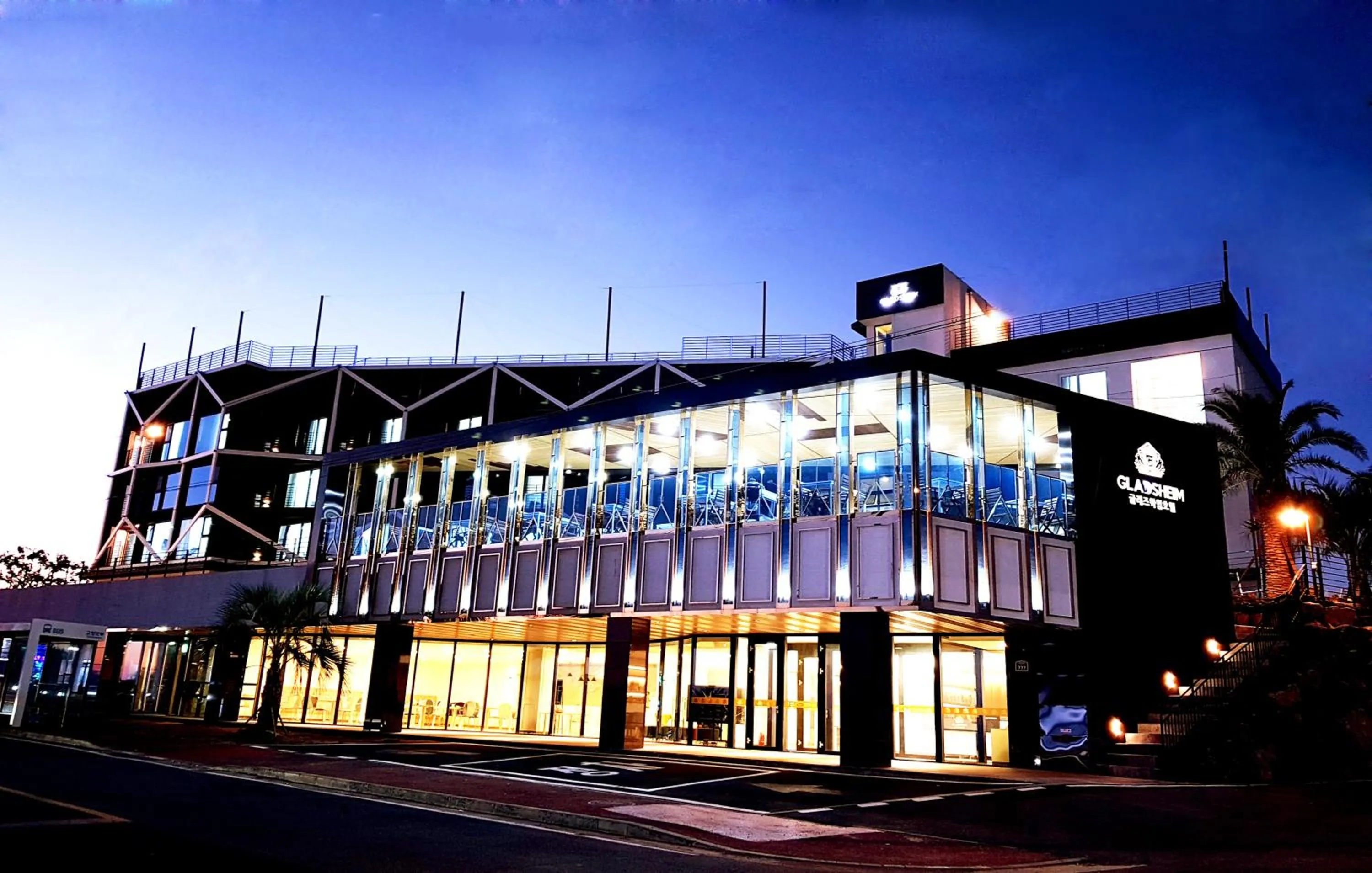 Property building in Gladsheim Hotel