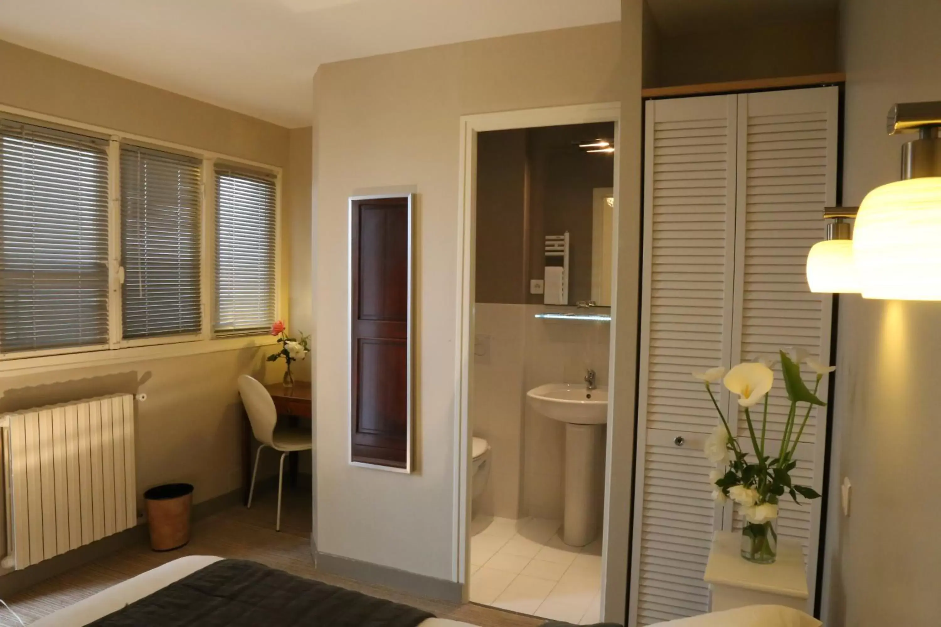 Bedroom, Bathroom in Hôtel Moderna