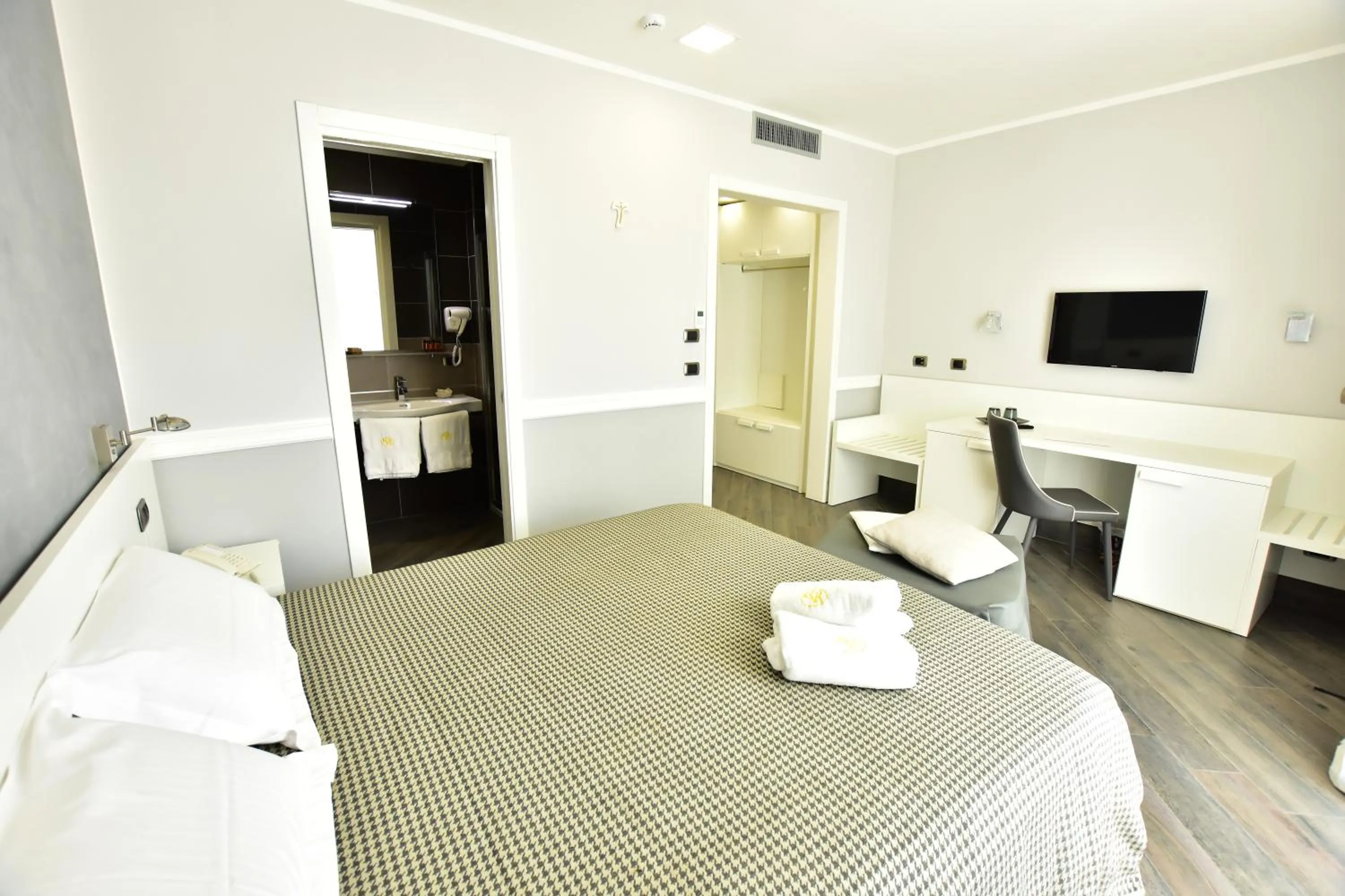 Photo of the whole room, Bed in Palazzo Rosenthal Vesuview Hotel & Resort