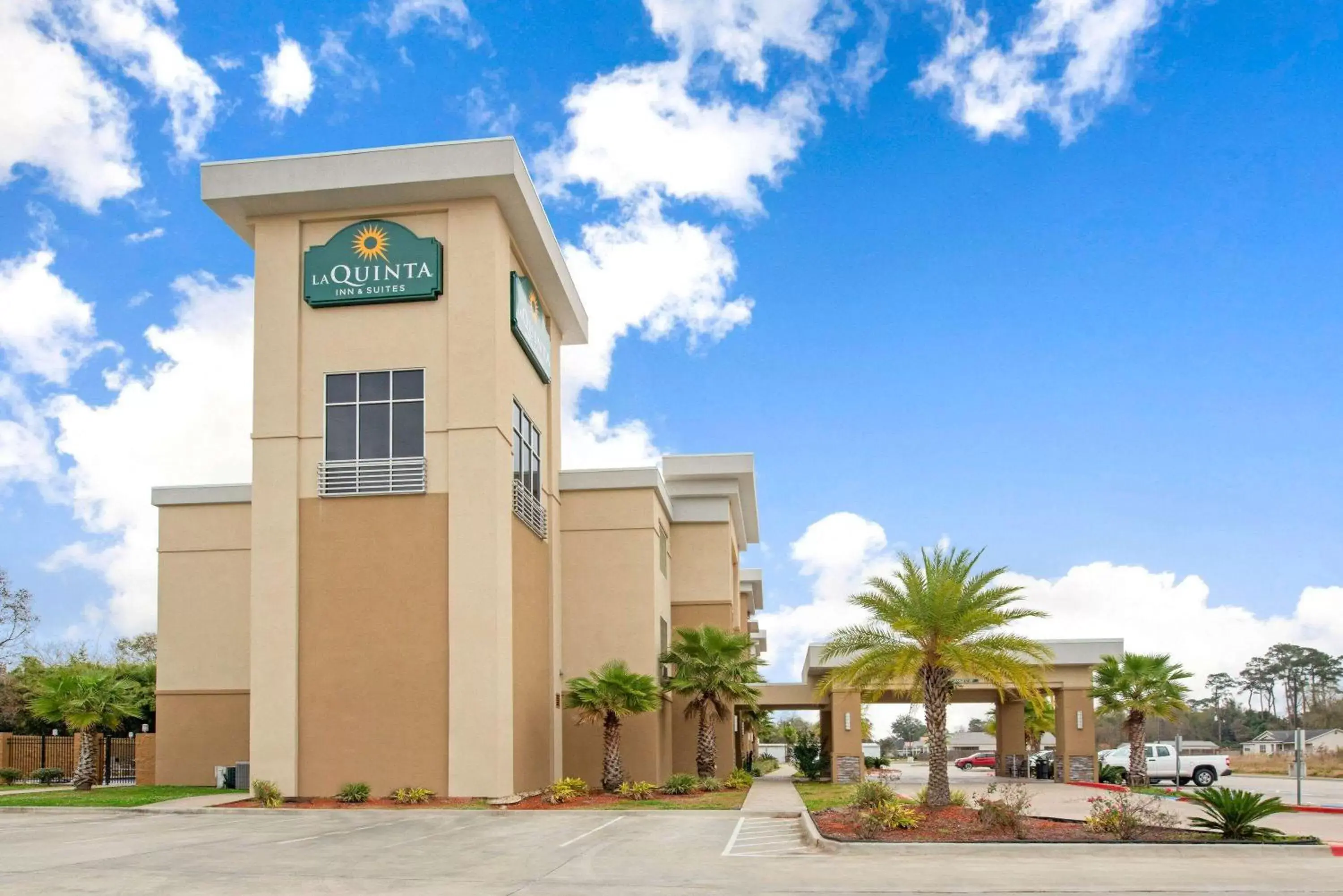 Property building in La Quinta by Wyndham Lake Charles - Westlake