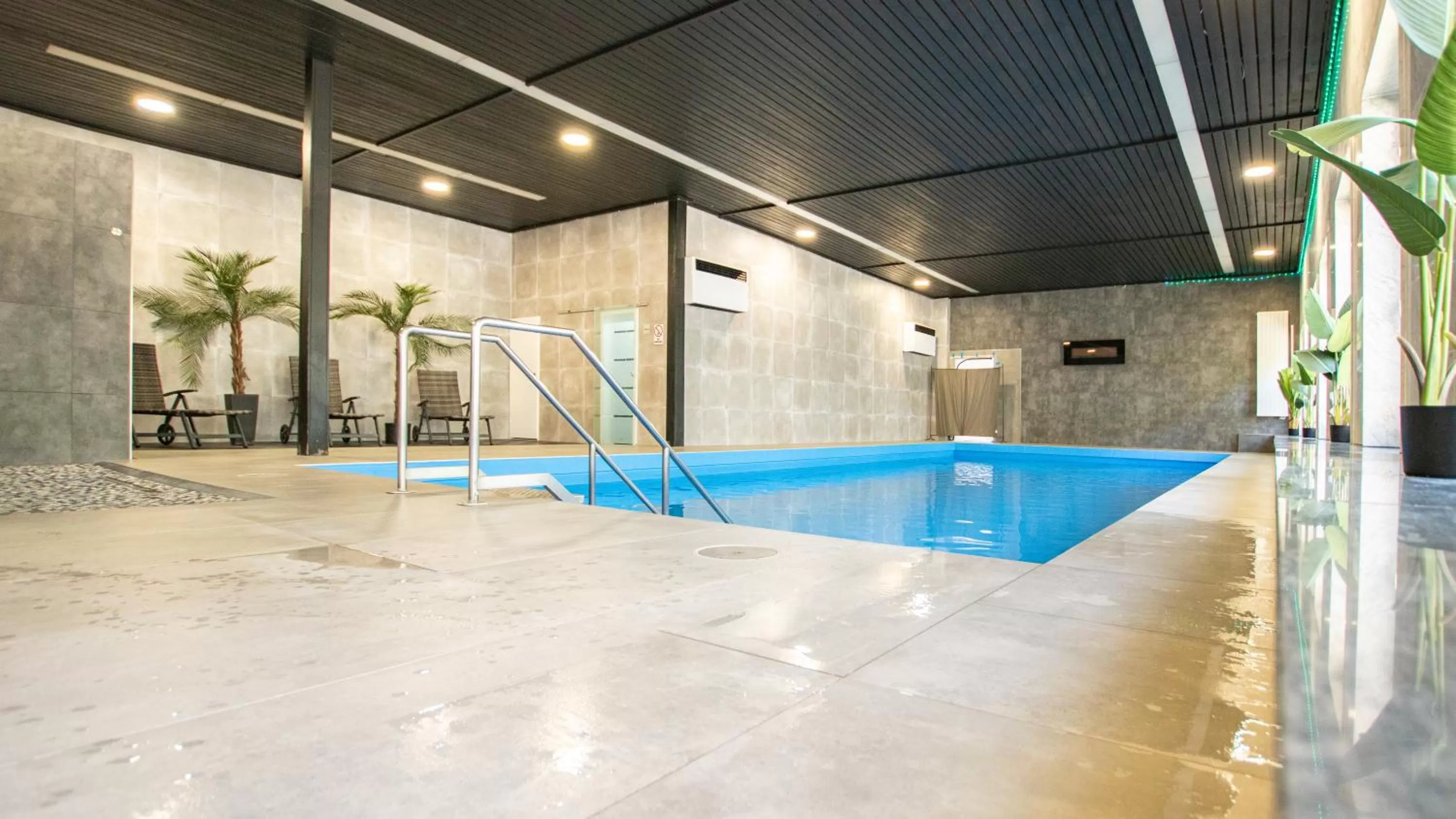 Pool view in El Capitan nähe Movie Park