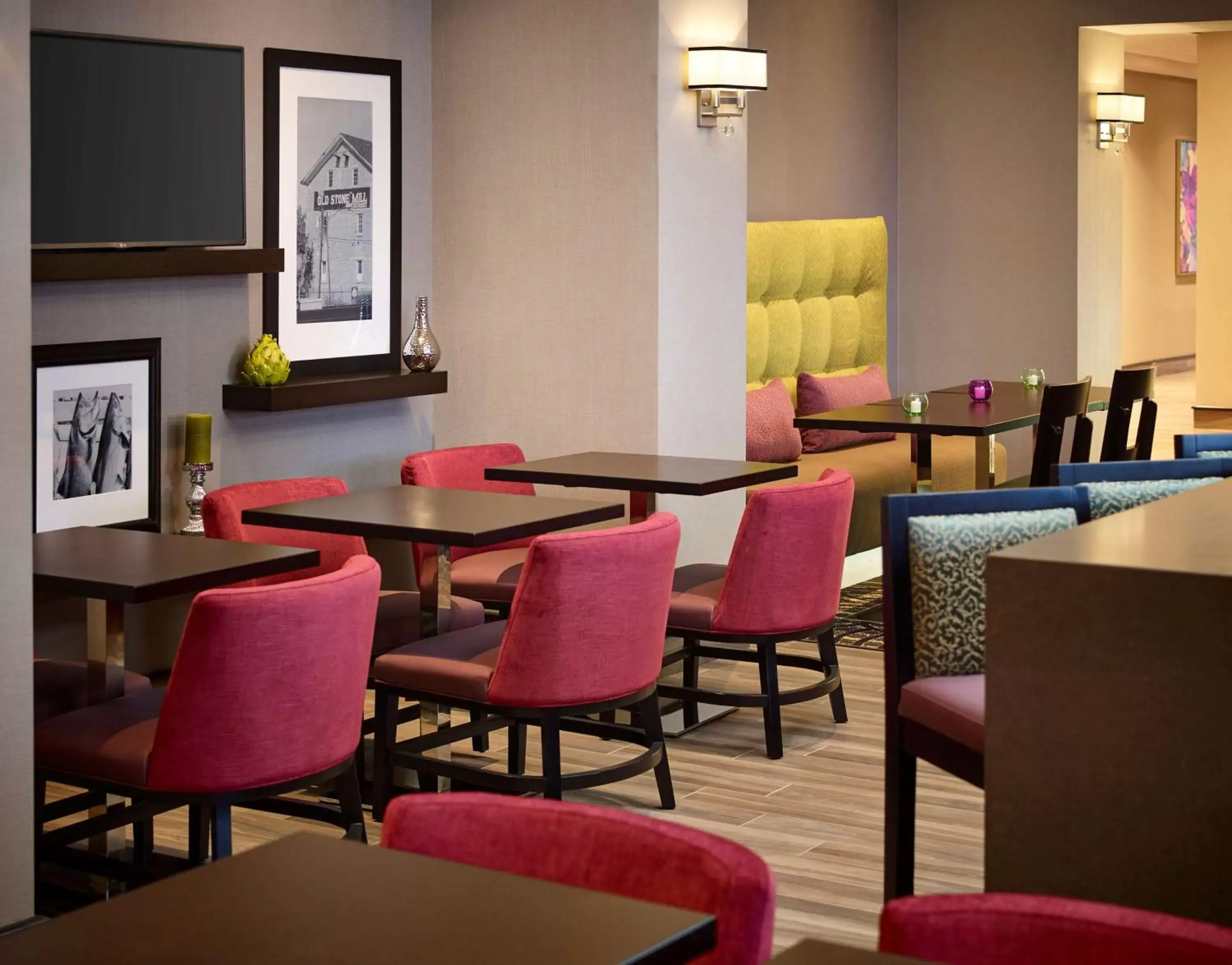 Lounge or bar in Hampton Inn by Hilton Timmins Lounge or bar in Hampton Inn by Hilton Timmins