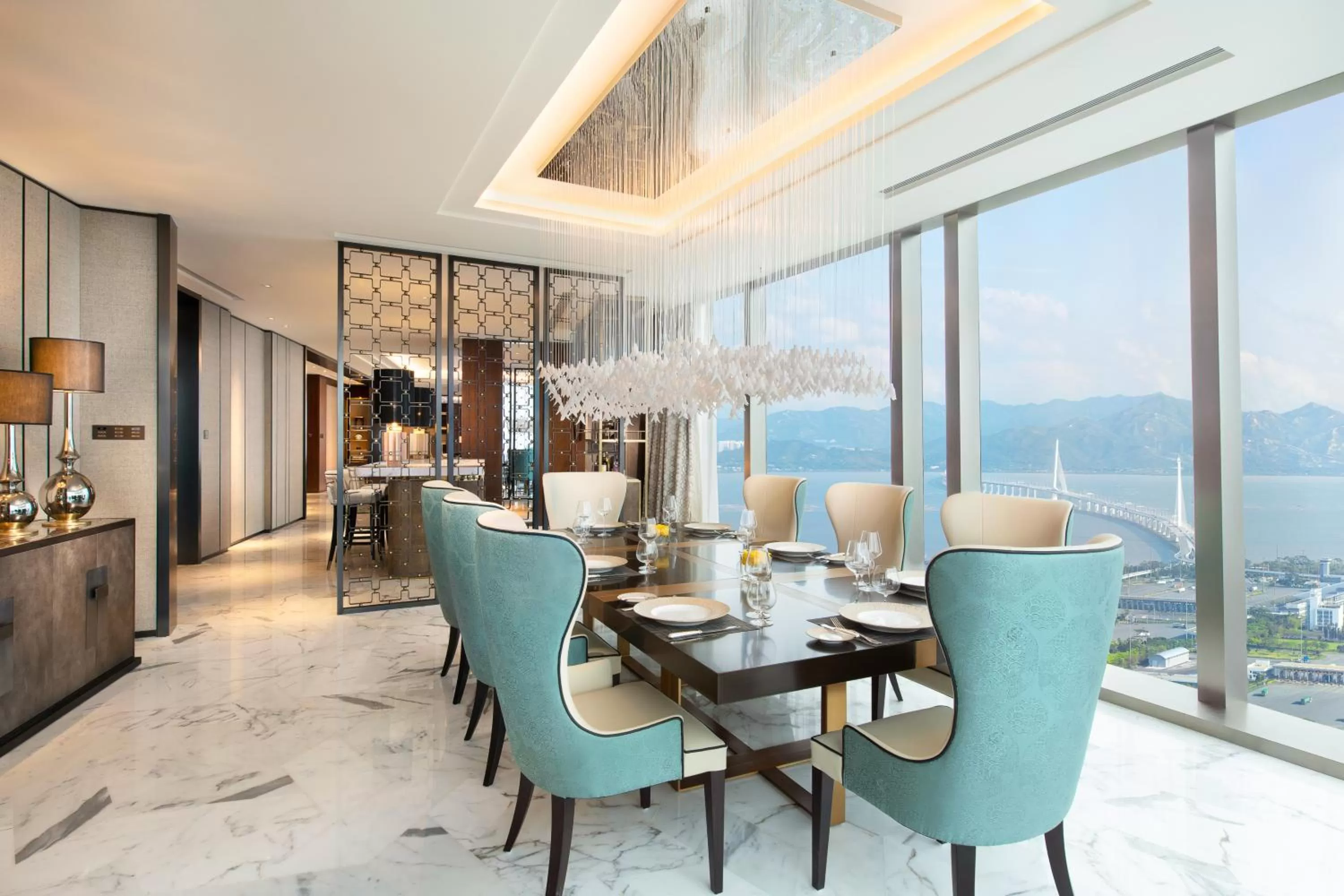 Dining area in Raffles Shenzhen, Situated in the heart of One Shenzhen Bay, Book Now to Enjoy Free Minibar and Happy Hour Privileges at Long Bar on 71F