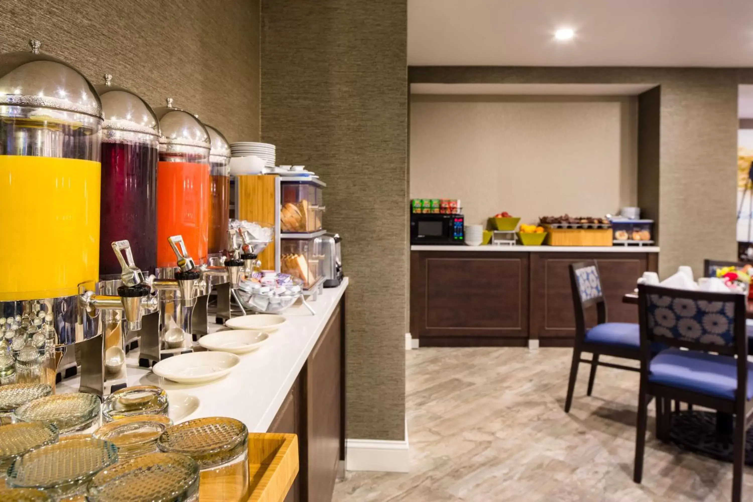 Restaurant/places to eat in Doubletree by Hilton Laurel, MD Restaurant/places to eat in Doubletree by Hilton Laurel, MD